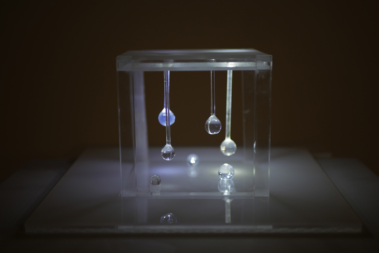 「a-semi」のアクリル素材の反射や端面の屈折を利用した感性あふれるプロダクト「Luxrium」