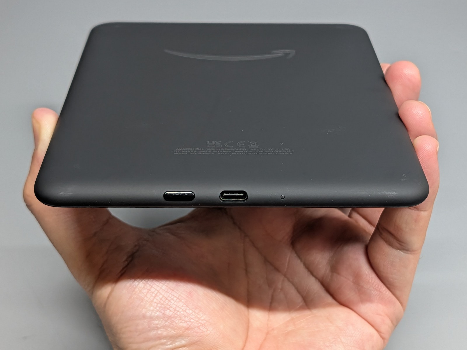 本体にあるボタン／ポート類は底面のUSB Type-Cポートと電源ボタンのみ