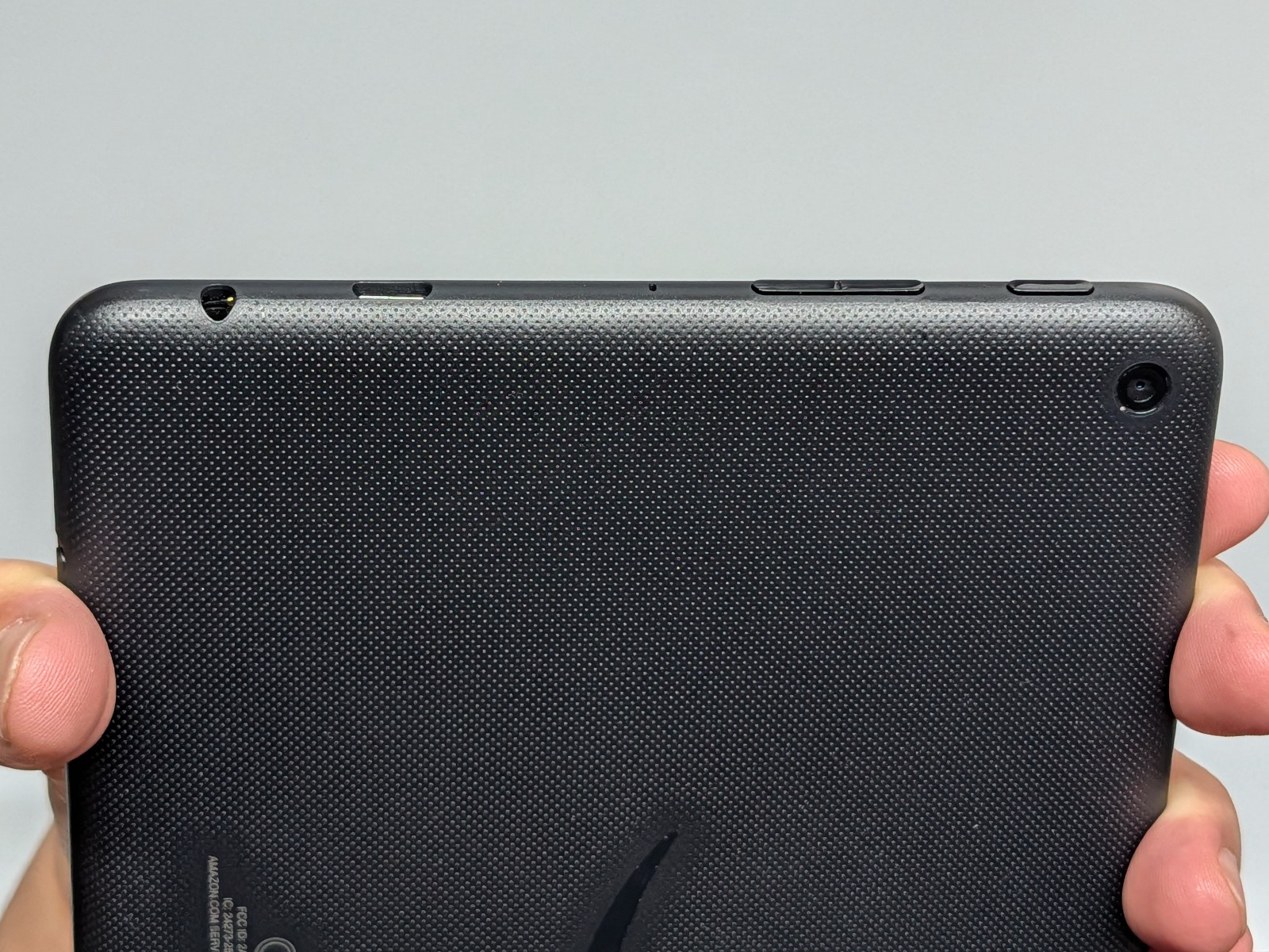 上部には電源ボタンと音量ボタン、USB Type-Cポートのほかイヤホンジャックも搭載。カメラも搭載する