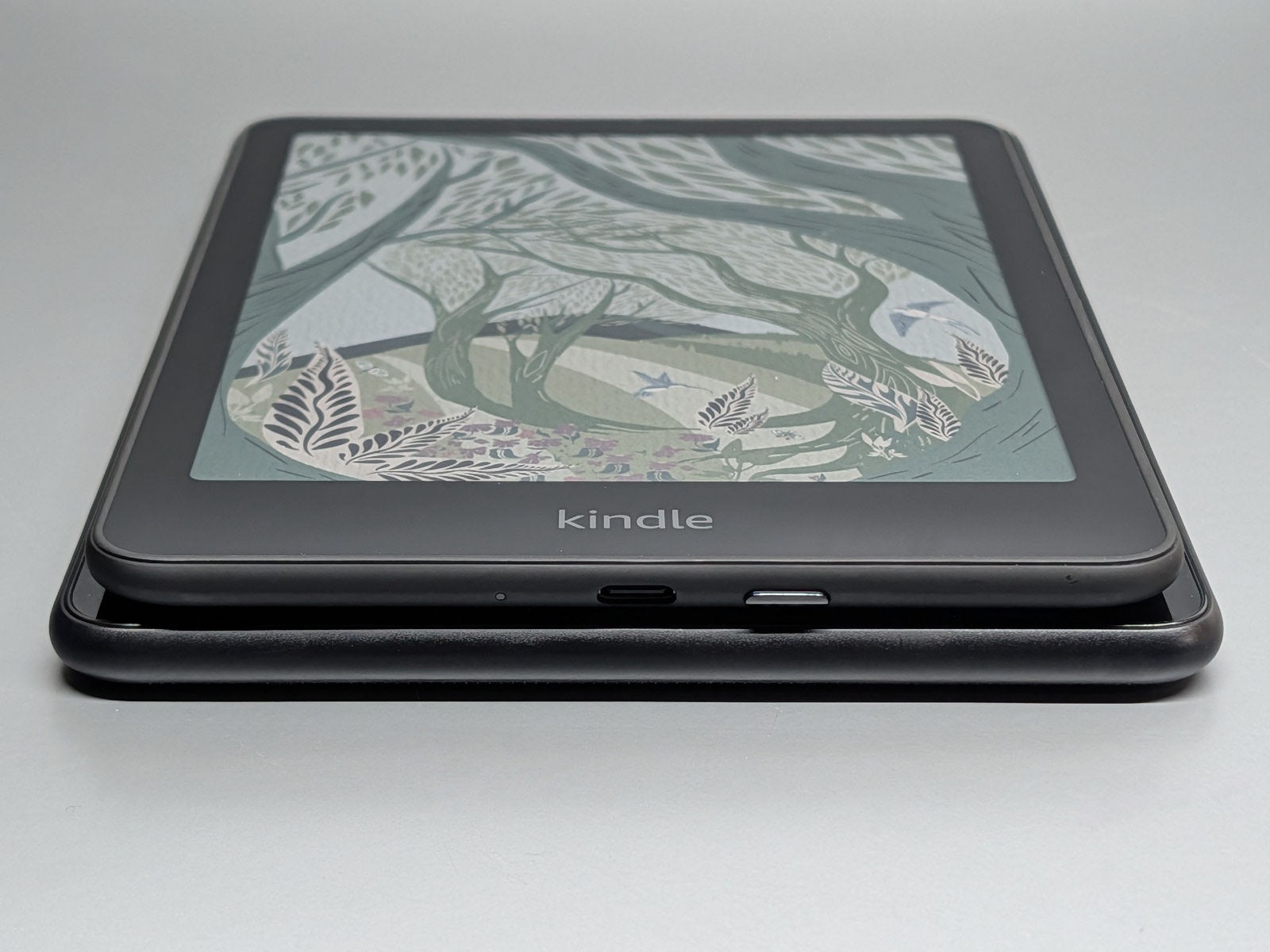 横幅の比較。上がKindle、下がFire。単純比較ではFireのほうが幅が広いが、両者ともに片手で鷲掴みにするのは厳しい