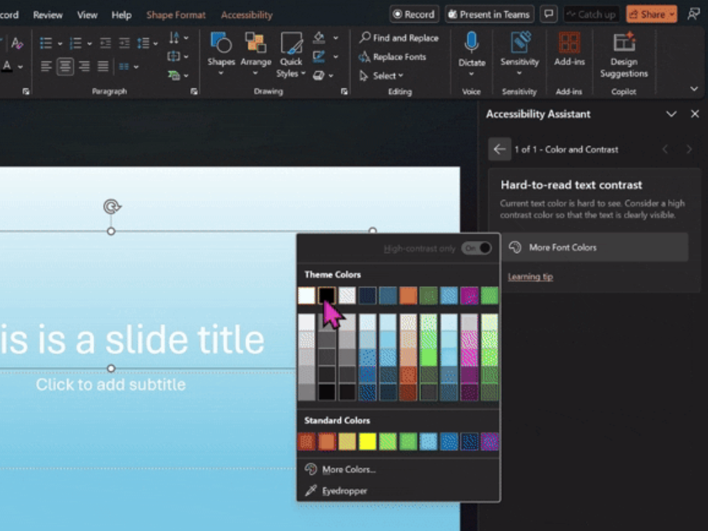 デスクトップ版「Microsoft PowerPoint」アプリのアクセシビリティアシスタントがより賢く。透明テキストボックスの下にグラデーションがある場合でもコントラスト問題を検知