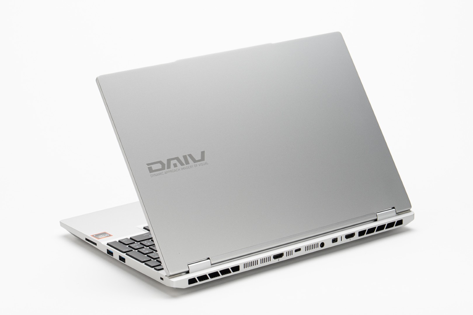 天面に薄く「DAIV」のロゴ。カラーは落ち着いたマットシルバーだ