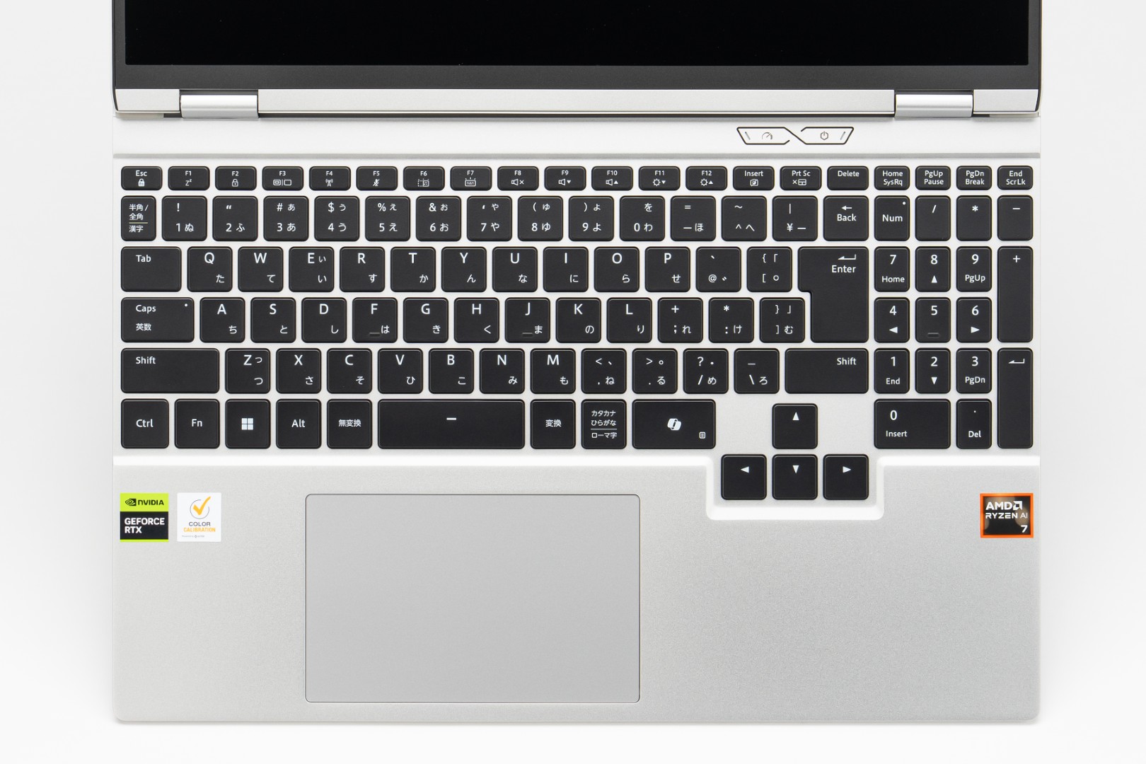 キーボードはテンキーがやや狭いが、方向キーは大型で独立している