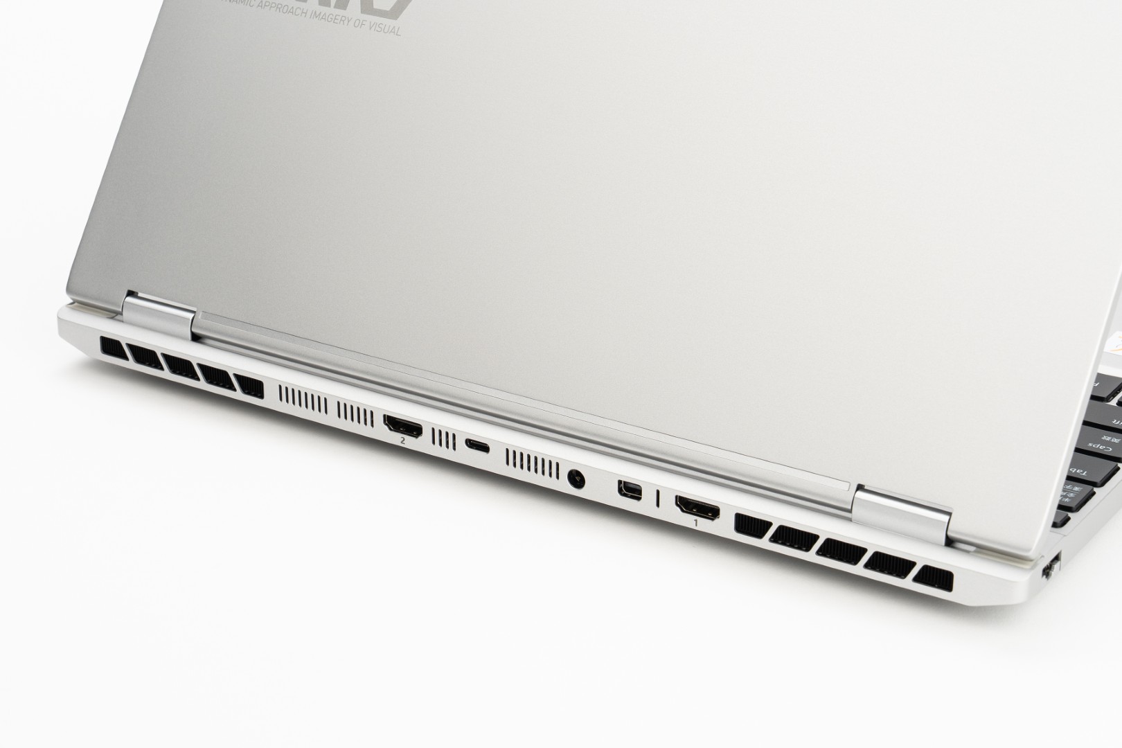 背面には2基のHDMI端子やUSB4端子などを備える