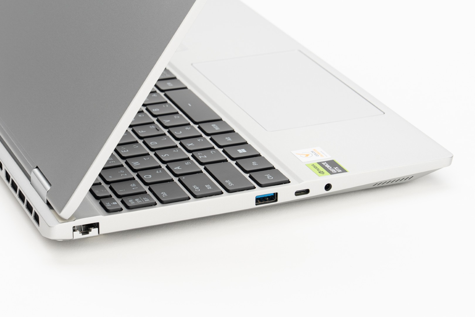 左側面にUSB Type-C端子やヘッドセット端子を備える。奥には有線LAN端子も