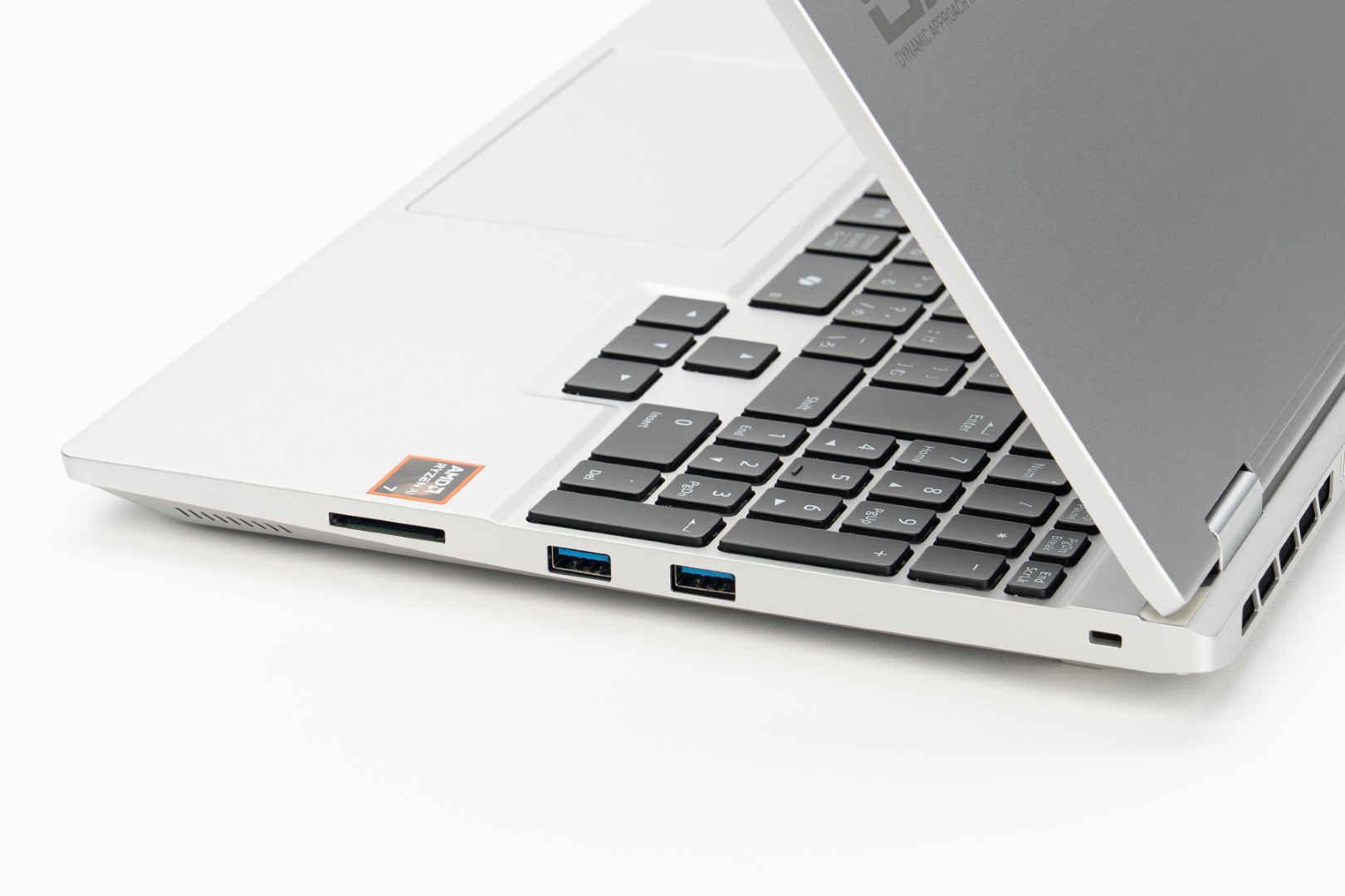 右側面はUSB端子に加えてSDカードリーダーも用意