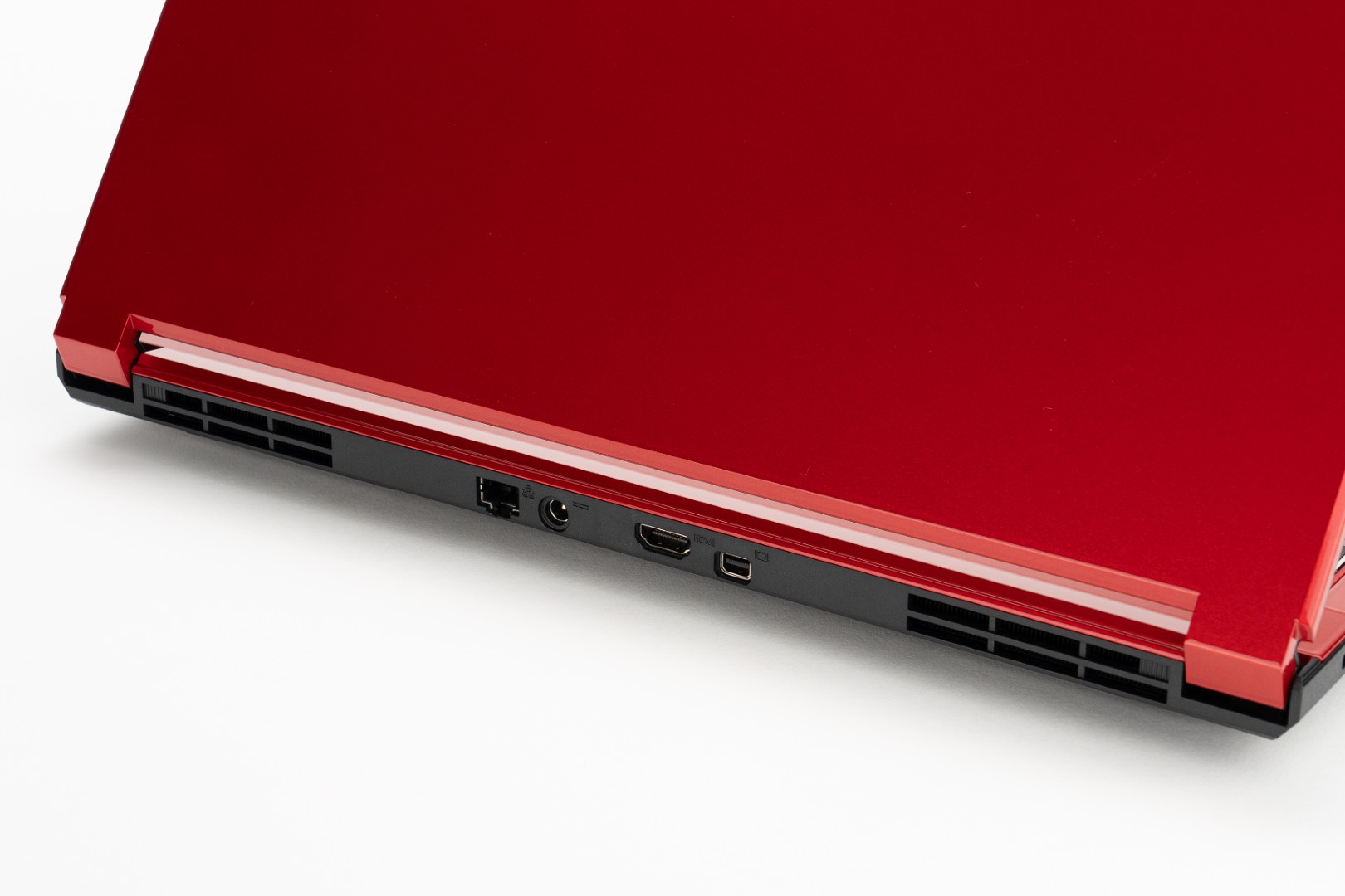 背面にも端子があり、HDMI端子や有線LAN端子がある