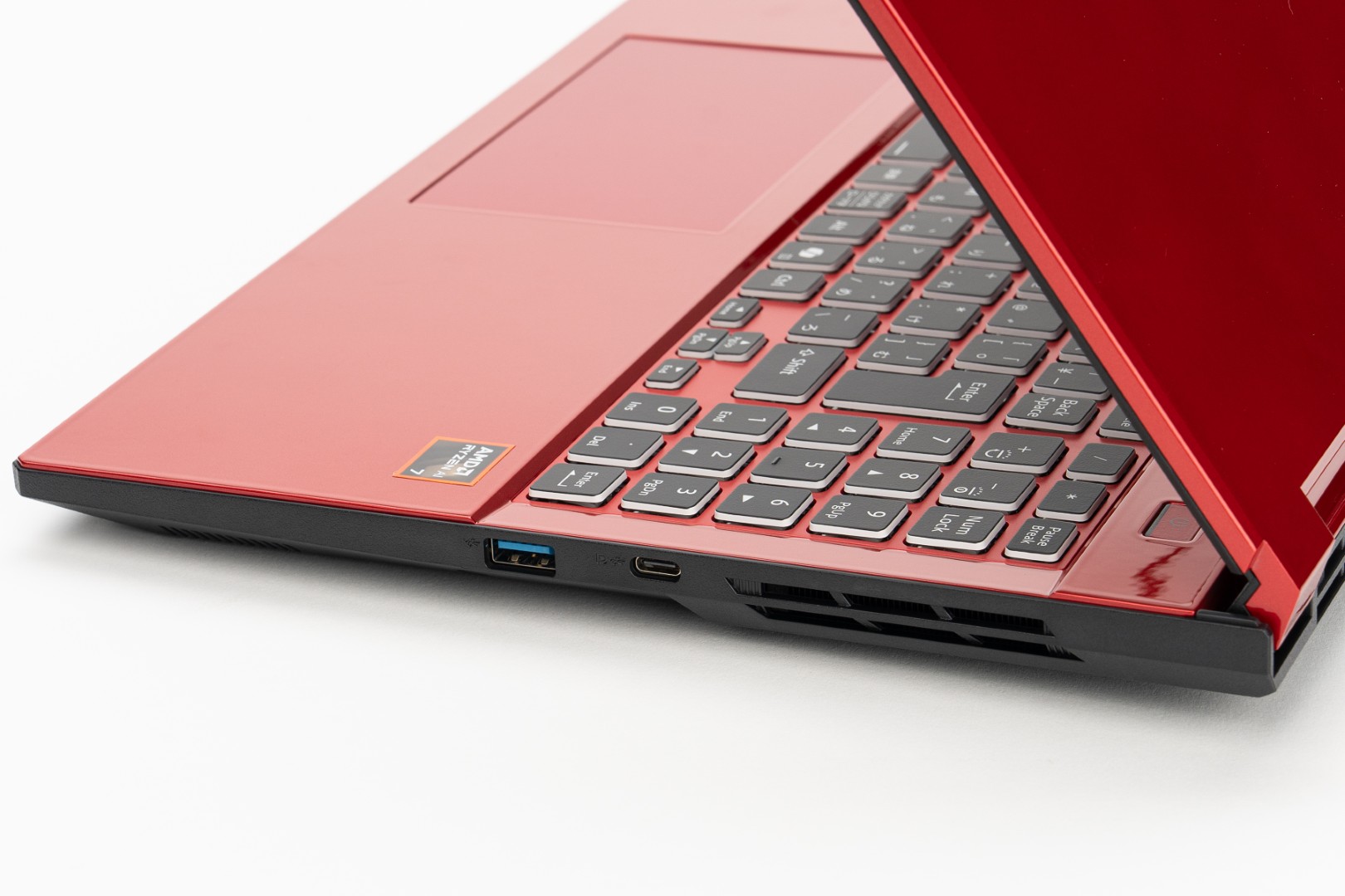 右側面にはUSB Type-Cも備える。USB PD入力や画面出力にも対応