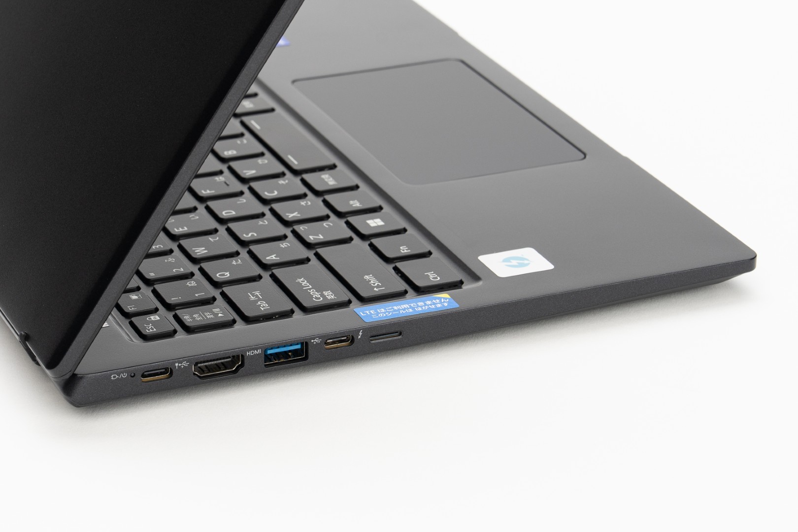 左側面にはUSB Type-C端子とThunderbolt 4を搭載。どちらもUSB PD入力対応で、充電はここを使う