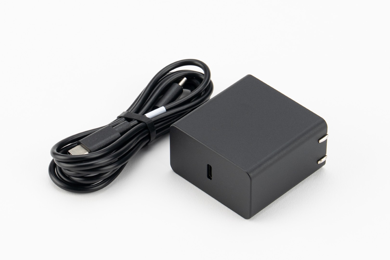 付属のACアダプタ。USB PDタイプ。