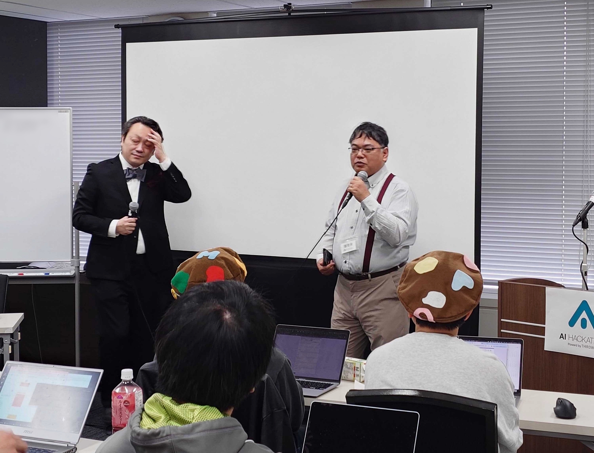 審査員を務めた株式会社インプレス・窓の杜編集長の鈴木光太郎氏（写真右）