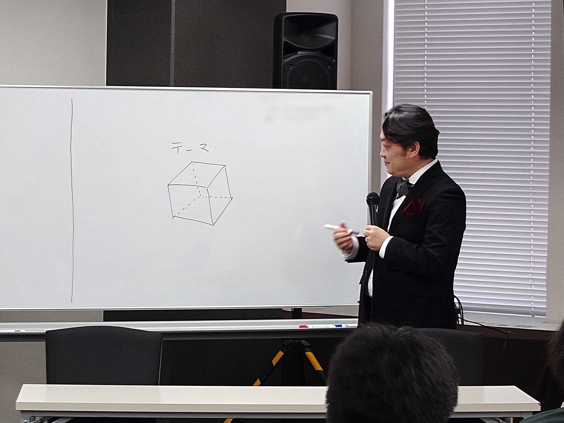 ちなみに、1stラウンド・Bブロックのお題は「（ホワイトボードに書かれた絵）」。ボックス、四角……あるいは立方体とも読めるが、解釈は自由だ