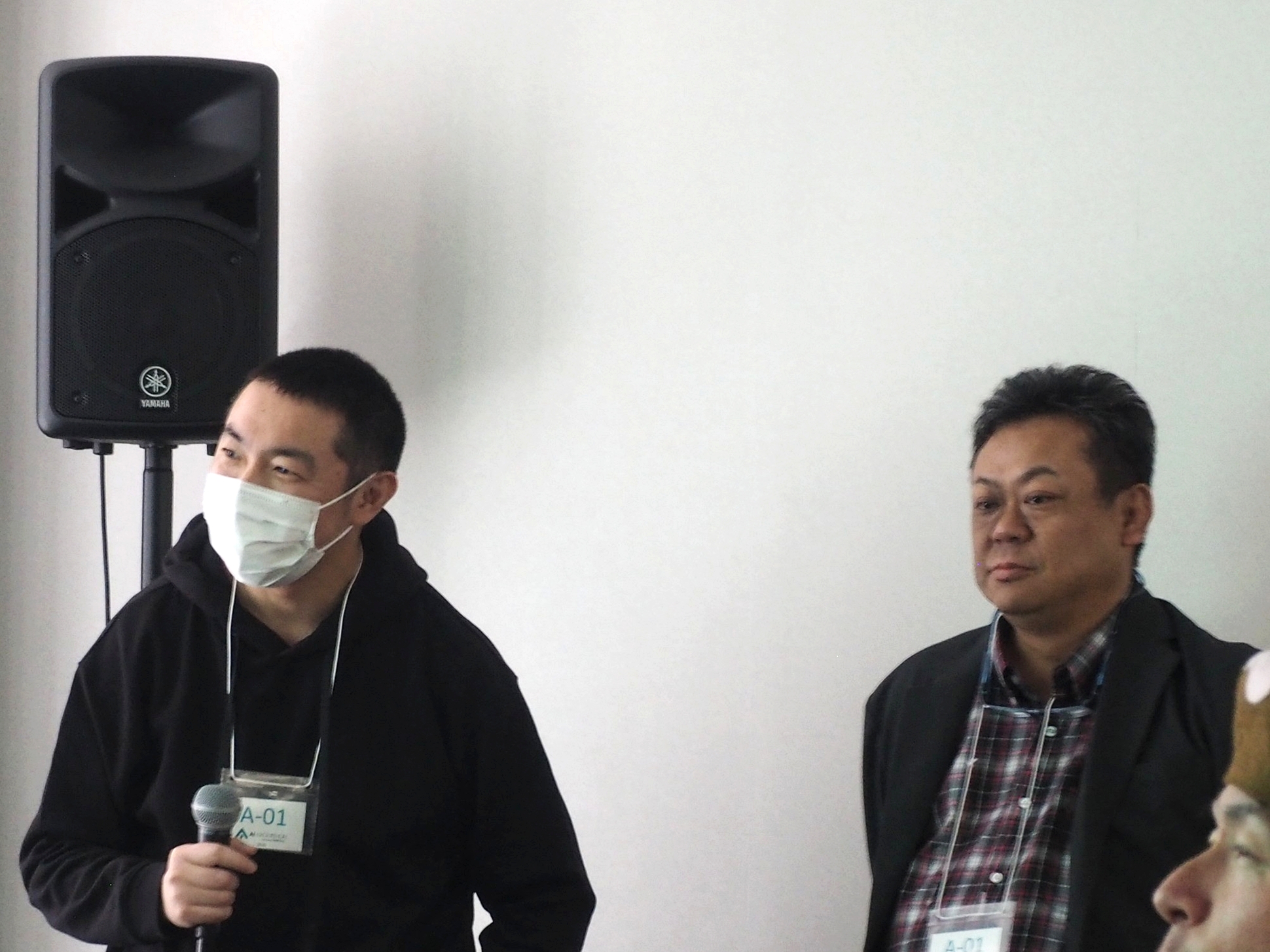 「やん」さんと筆者のチーム「OGI」（写真は審査会の様子）