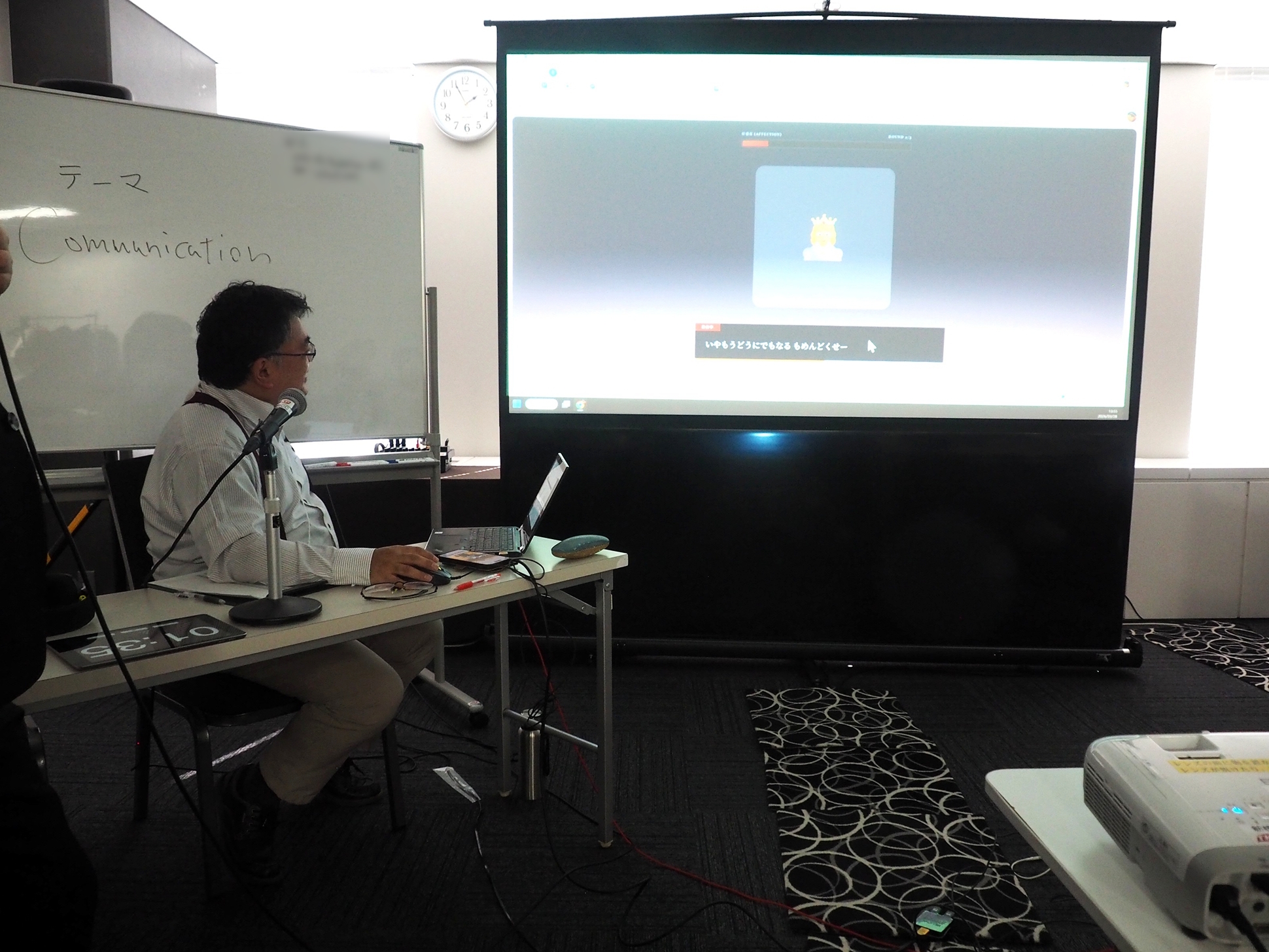 筆者たちは姫に音声でプロポーズするゲーム「口説け、氷の姫君」を開発した（写真は審査会の様子）