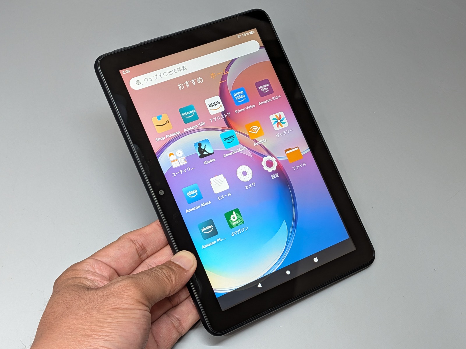 「Fire HD 8」。ベゼル幅はやや広くずんぐりとしたフォルム