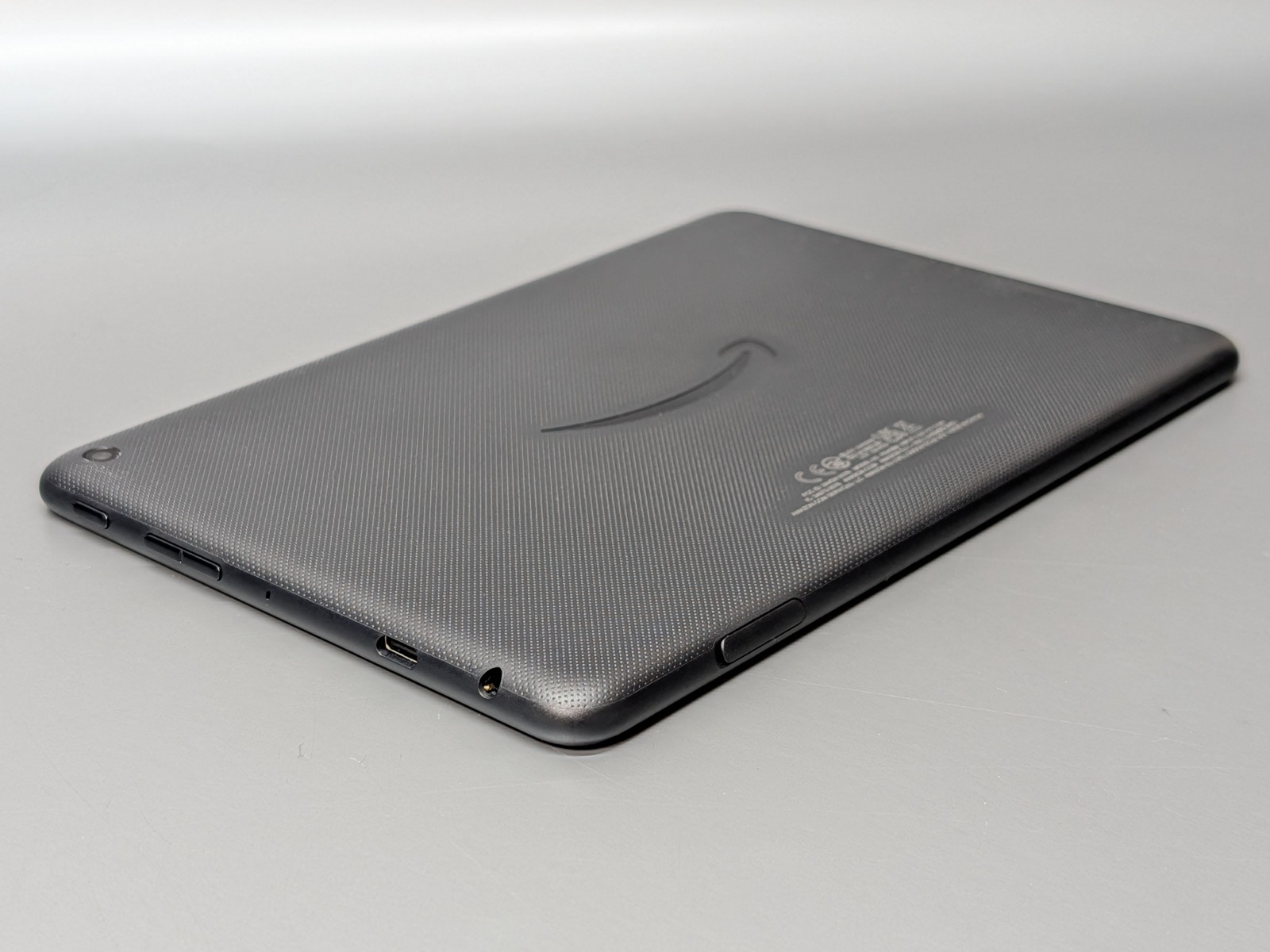 電源や音量ボタン、USB Type-Cポート、イヤホンジャックは同じ面に集中している。背面カメラもその近くにある