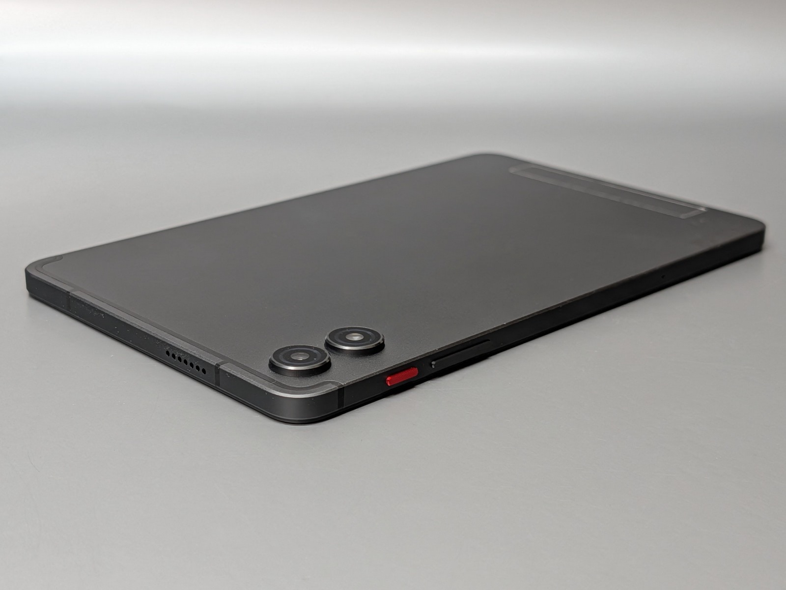 カメラは若干突き出した設計で、その横に電源と音量ボタンを備える