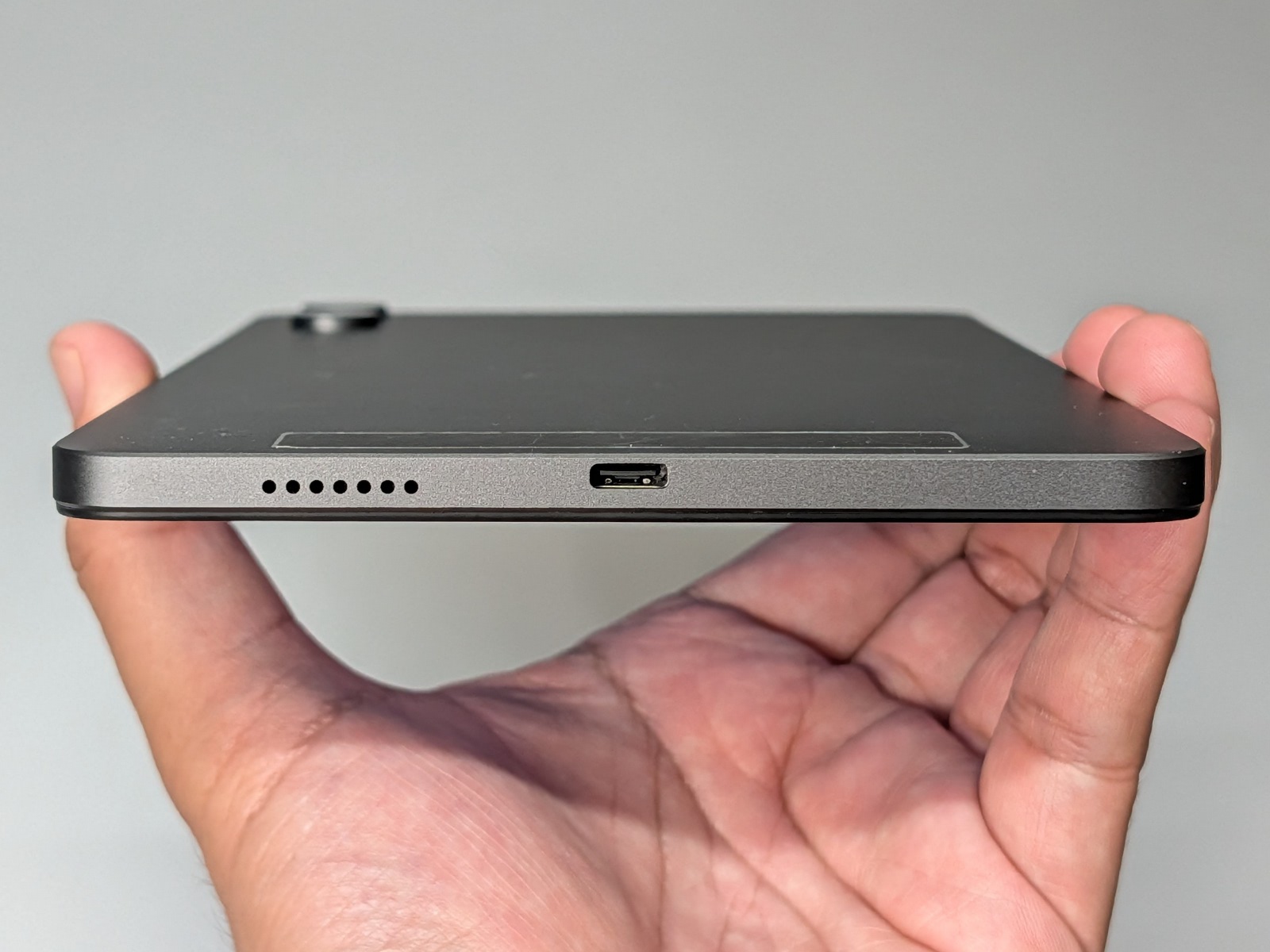 USB Type-Cポートはカメラなどからは離れた下部にある