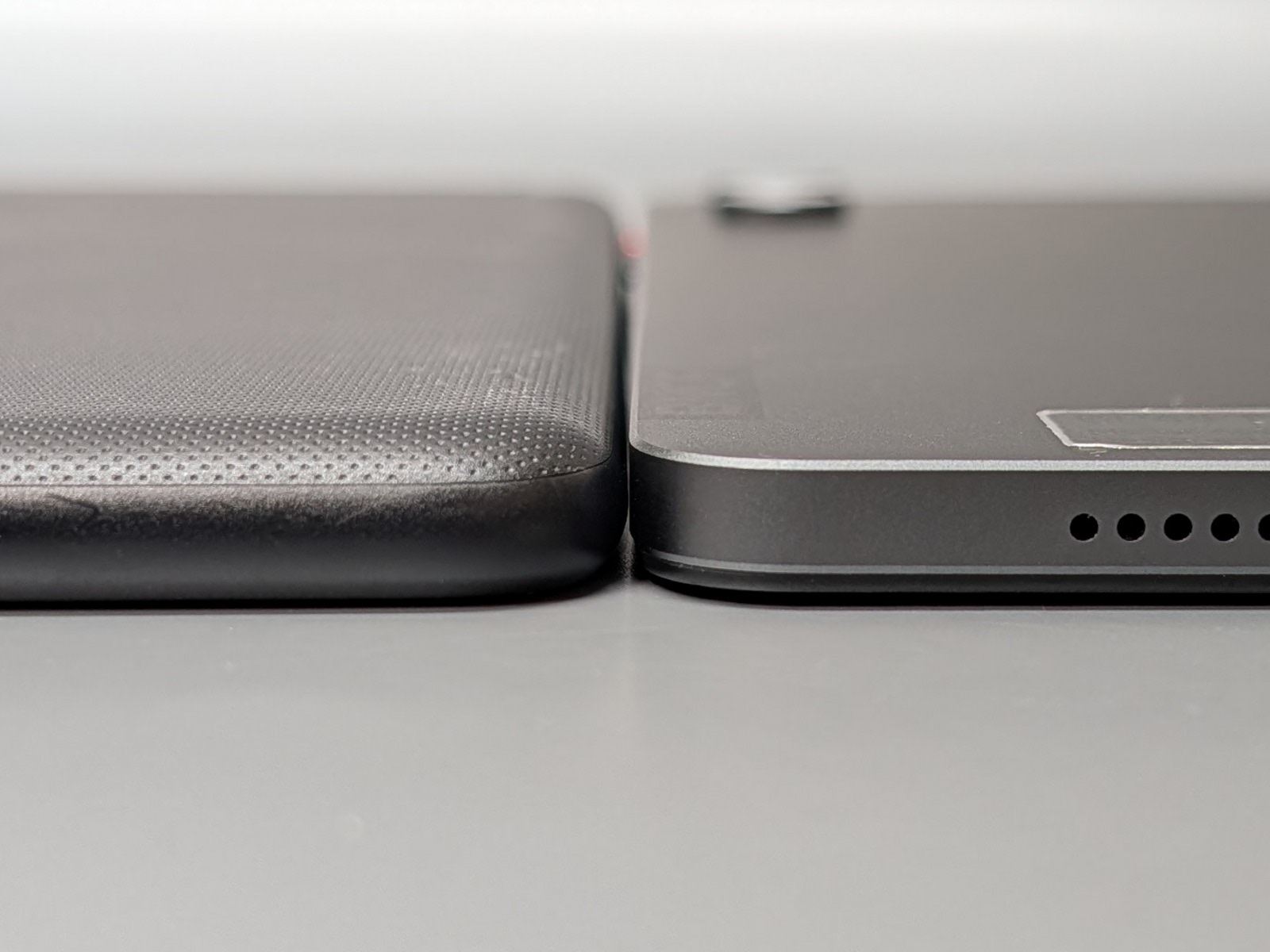 厚みはBPad（右）のほうが薄く、手に持っても違いがはっきりと分かるレベル