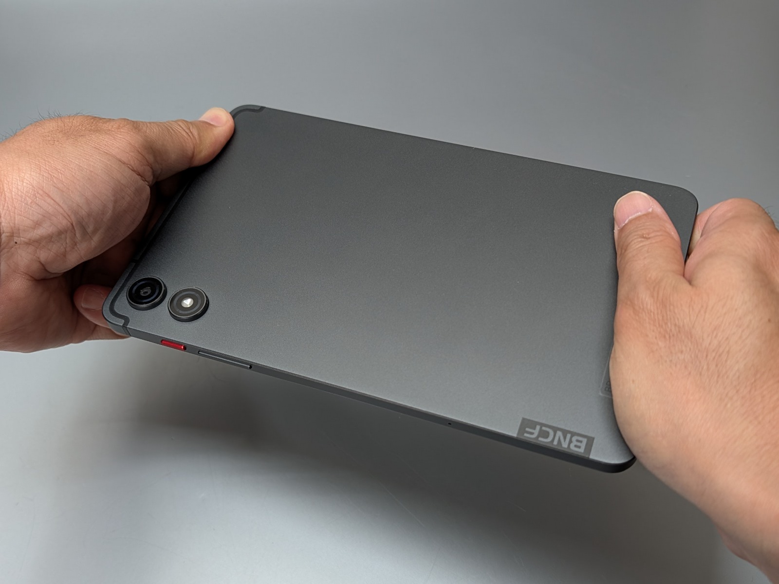 BPadは本体を軽くひねった限りでは少々ひ弱な印象を受ける