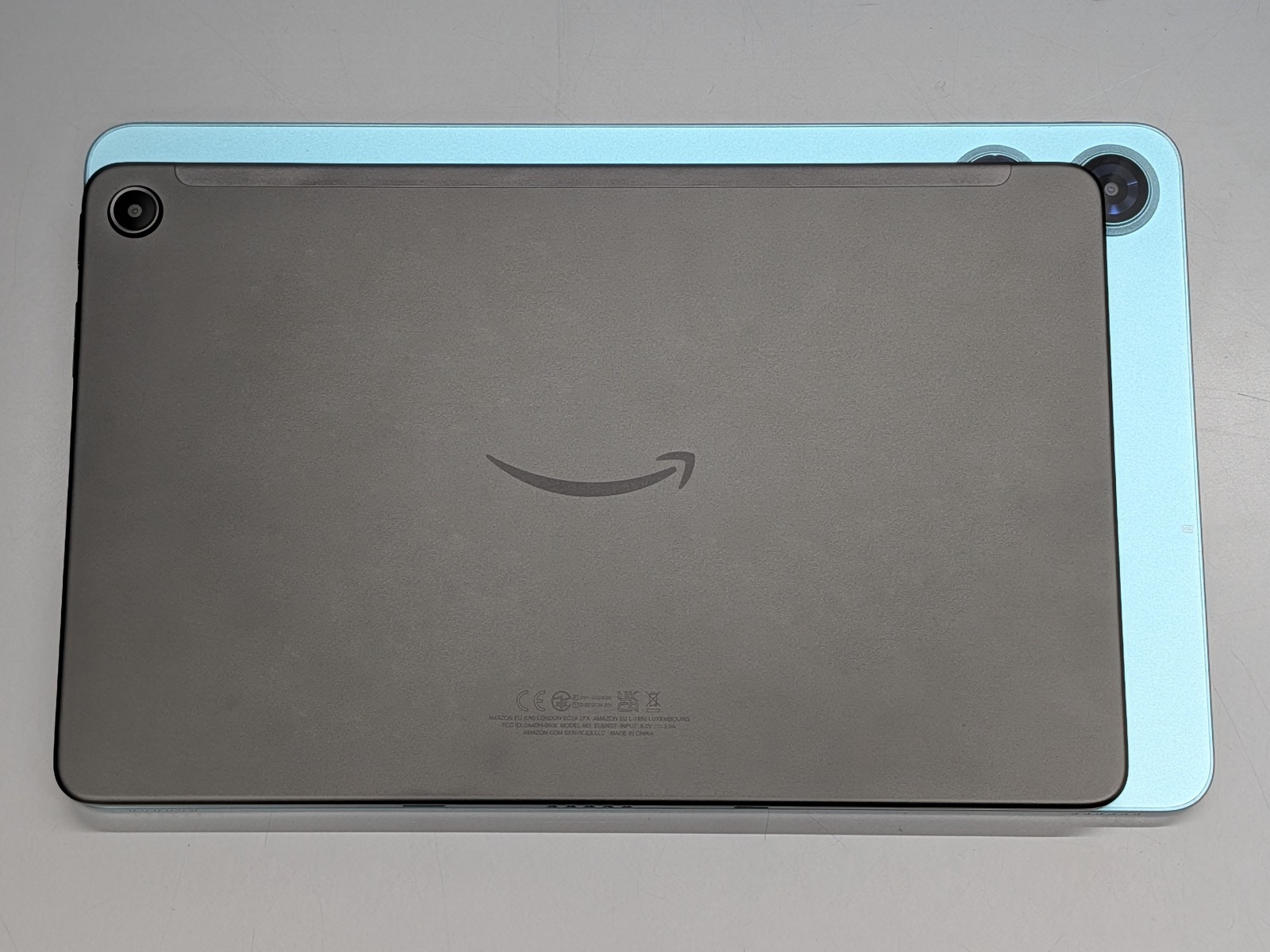 両製品を重ねたところ。ボディサイズには思いのほか差があることが分かる