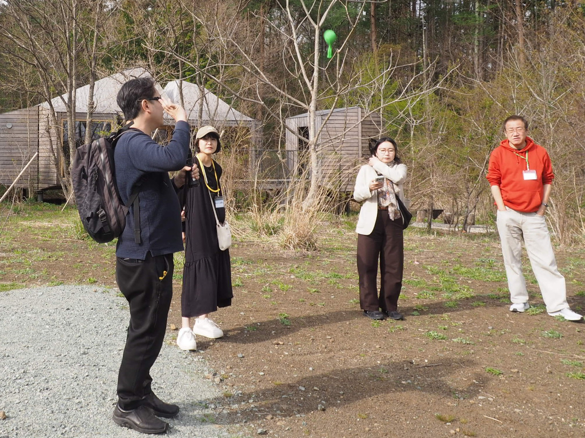 第2ラウンド開始前のミーティング。清水氏が風船を飛ばした。次のお題の条件は「風船を使う」「屋外で展示できるもの」「3,000円で好きなものを買ってハックしろ」の3つだ