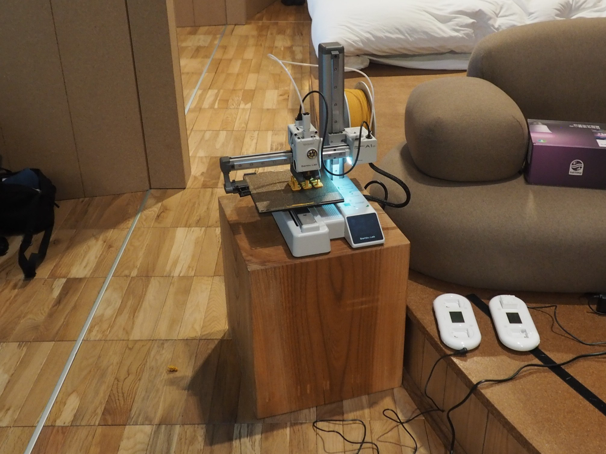 第2ラウンドで開発中の「トイトリオ」チームは、持参した3Dプリンター「BambuLab A1 mini」を動かしていた