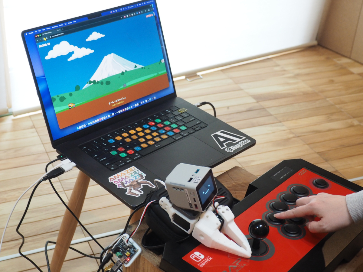 「SANU PATROL」は、AIと協同してプレイする斬新なゲームで、プレイヤーはボタン担当、AIロボットのStackChanはレバー担当だ。高得点を出すにはプレイヤーとAIロボットの呼吸を合わせる必要がある
