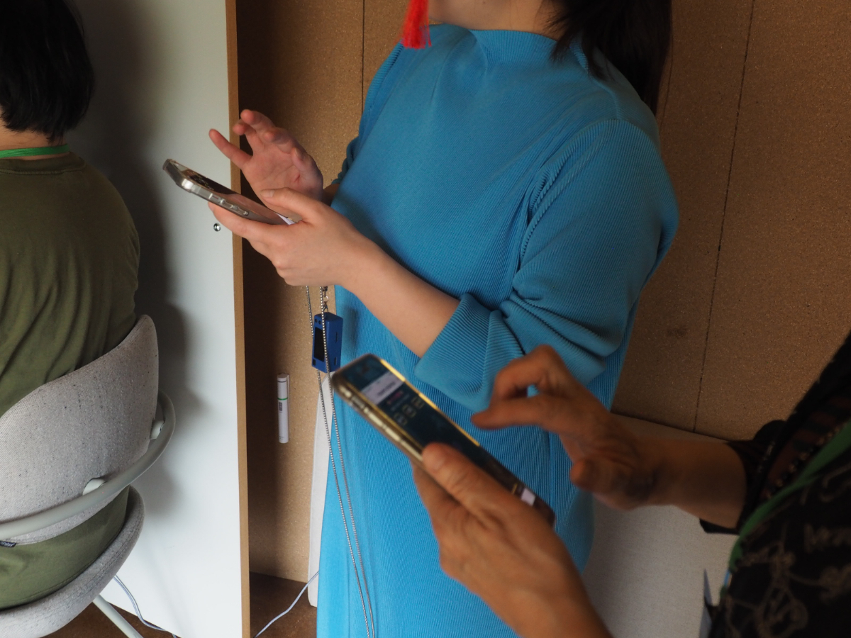 スマホでQRコードを読み込ませることで、相手の邪魔ができる