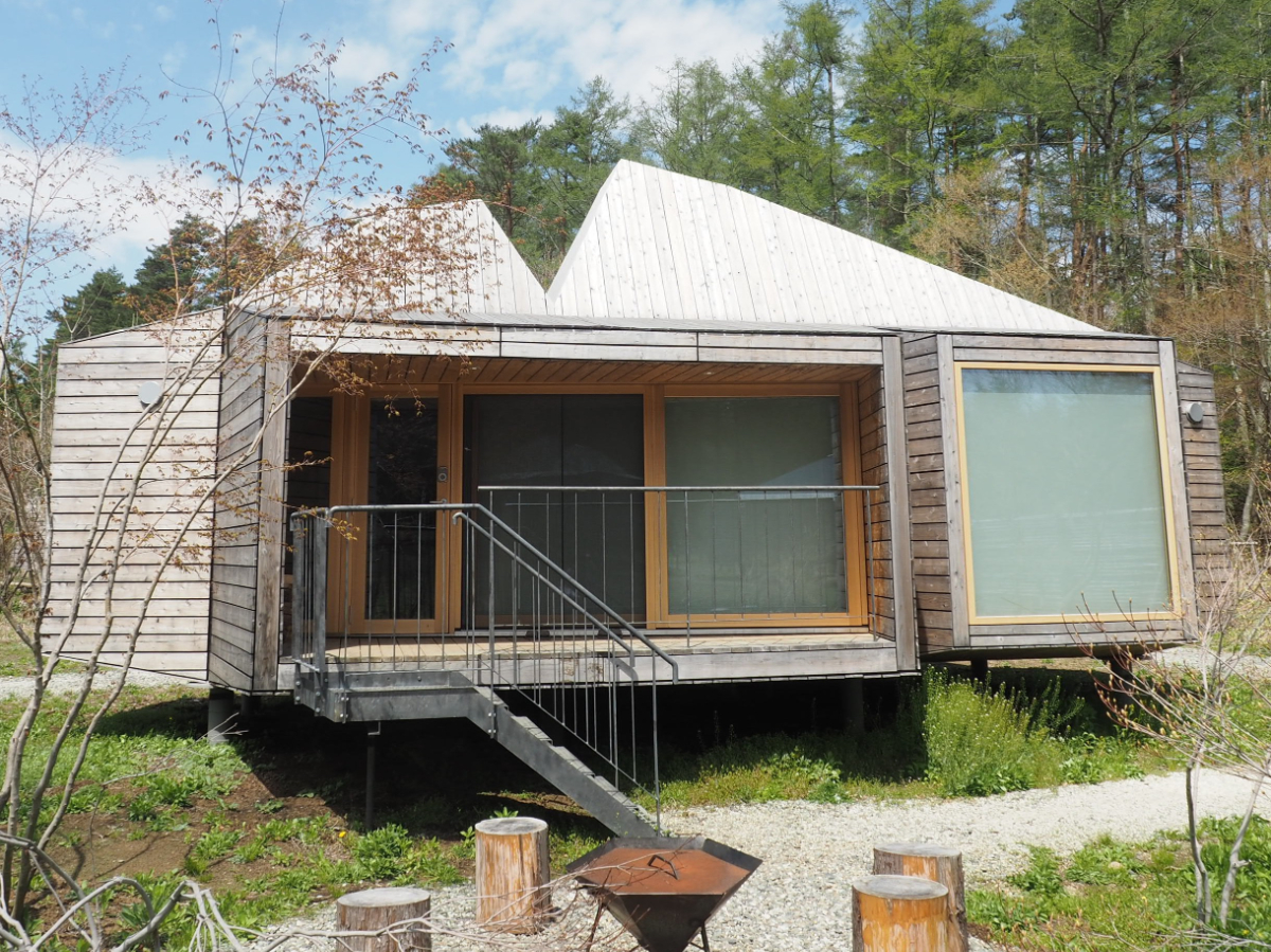 富士山麓AIハッカソンが開催された「SANU 2nd Home 河口湖 2nd」。このMOSSと呼ばれるタイプの建物が15棟ある（サウナ付きや犬と一緒に泊まれるものなど、さらに何種類かある）