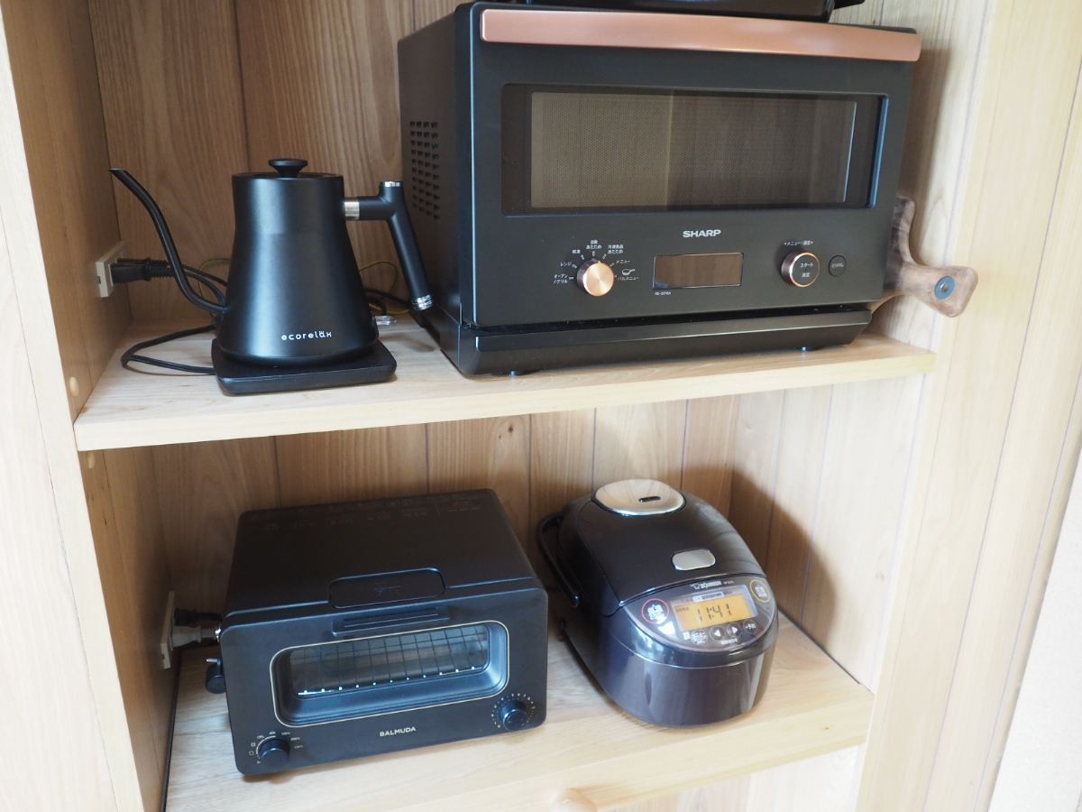 オーブントースターやオーブンレンジ、炊飯器、電気ポットも用意されている