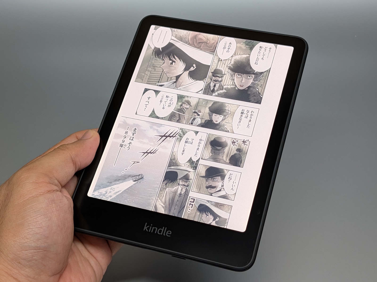 「Kindle Colorsoft」。画面サイズは7型で、片手で鷲掴みにできる大きさ