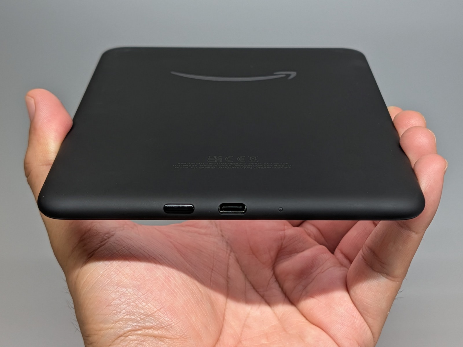 USB Type-Cポートおよび電源ボタンはボディ下部に集約されている