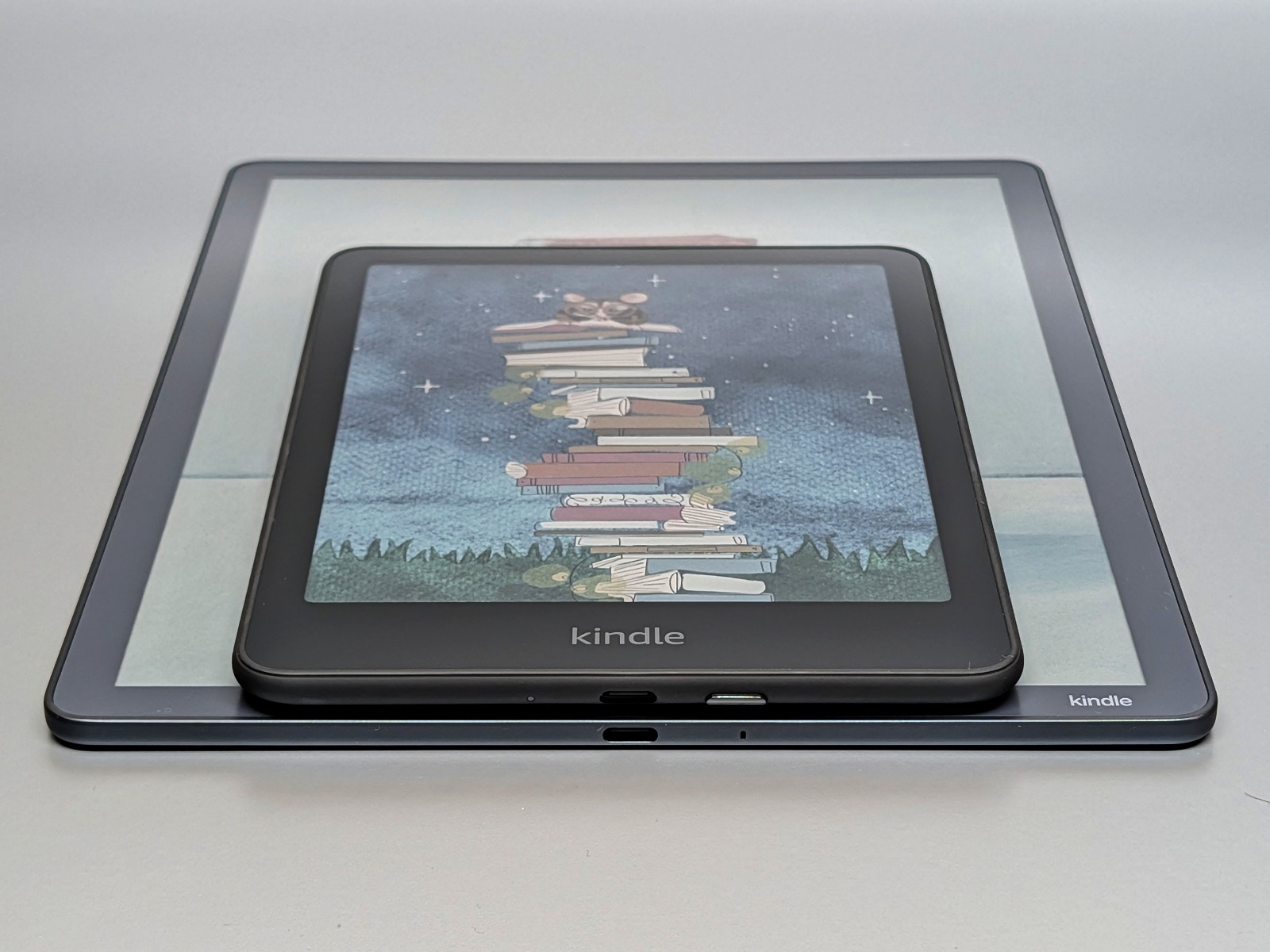 両製品を重ねたところ。かなりのサイズ差があることが分かる。ちなみに「Kindle Colorsoft」のほうが厚みがある