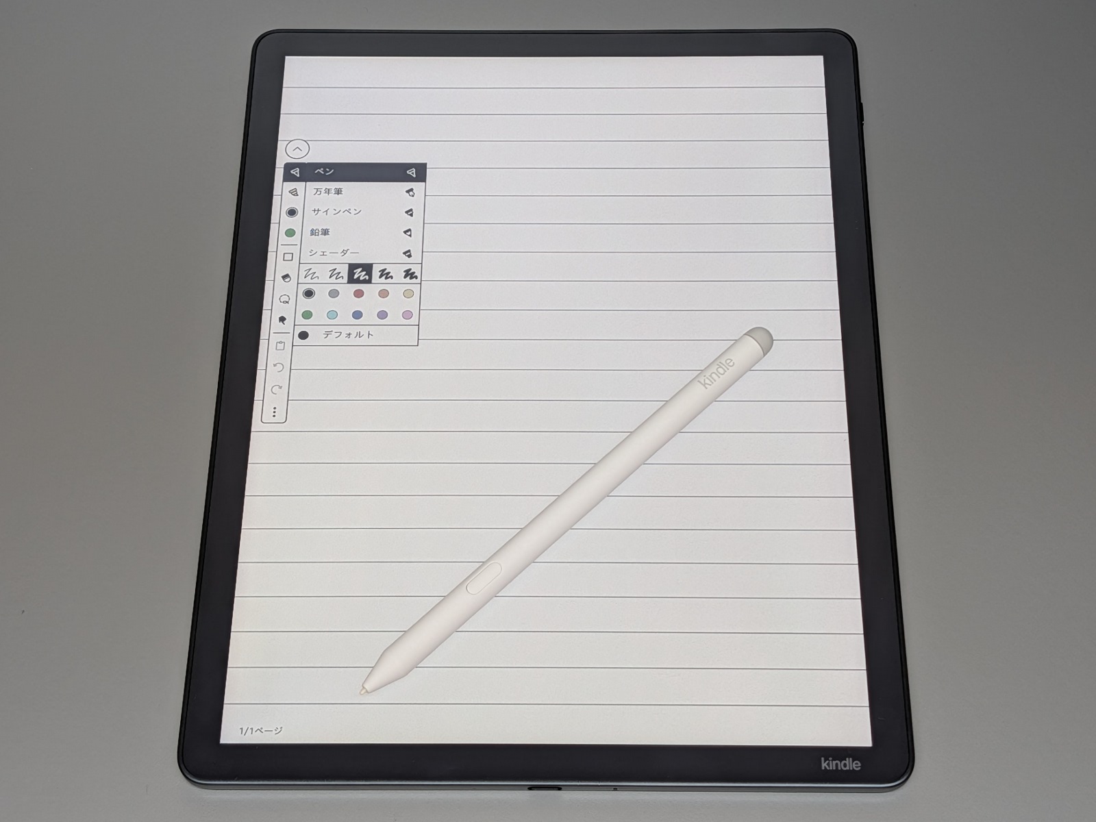 「Kindle Scribe Colorsoft」はタッチペン（プレミアムペン）が標準添付される。タッチペンなしの本体のみ単体売りのパッケージは用意されていない