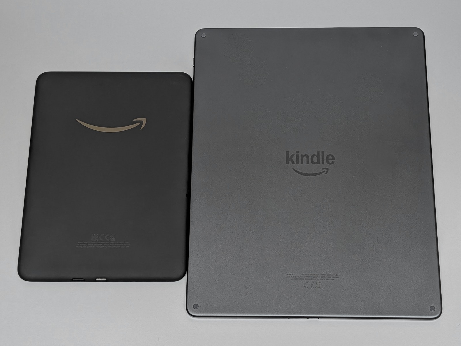 背面の比較。「Kindle Colorsoft」（左）のような背面の滑り止め加工は、「Kindle Scribe Colorsoft」（右）には施されていない