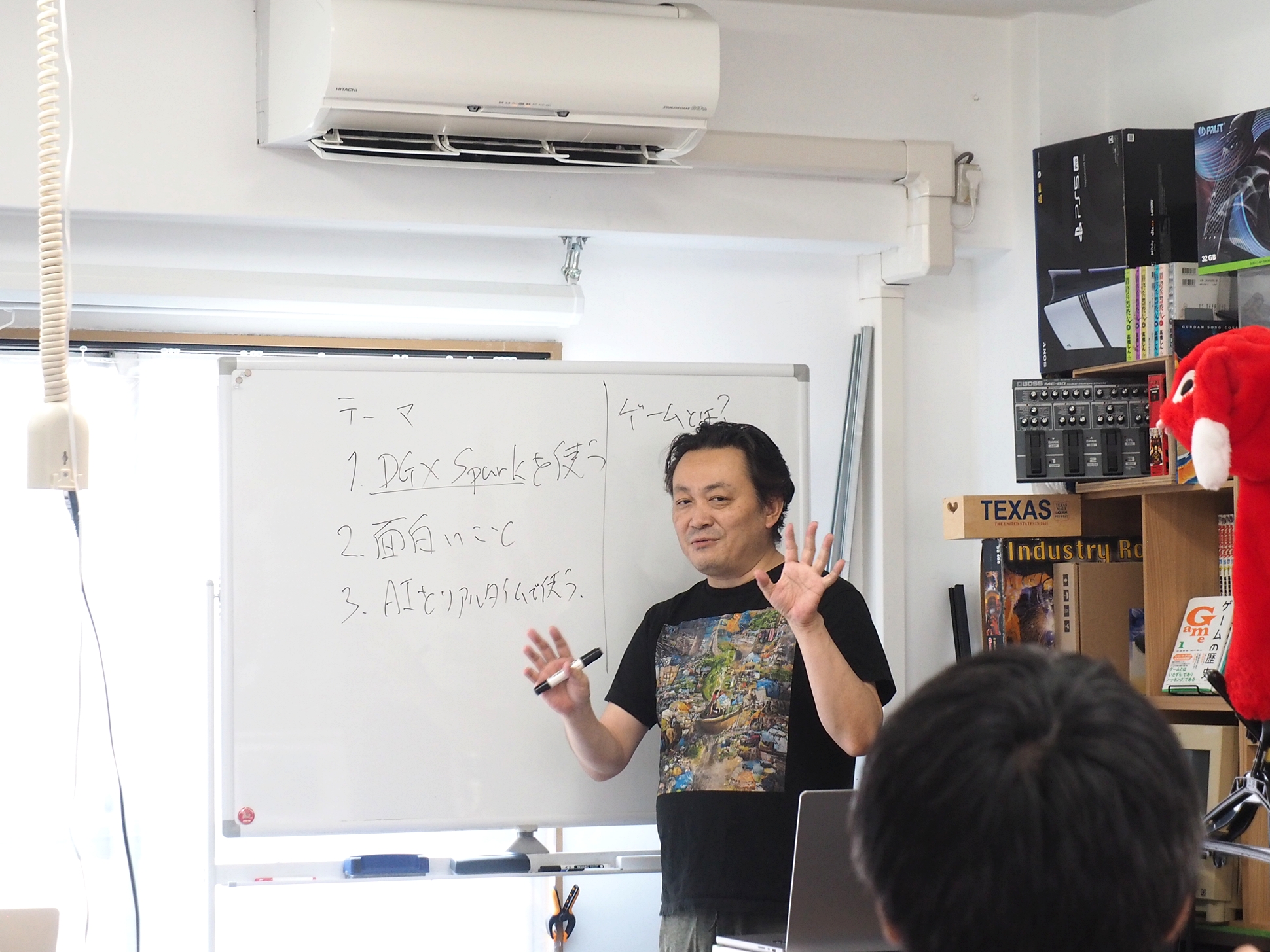 ハッカソンのテーマや作るもの、審査基準について説明を行う主催者の清水亮氏