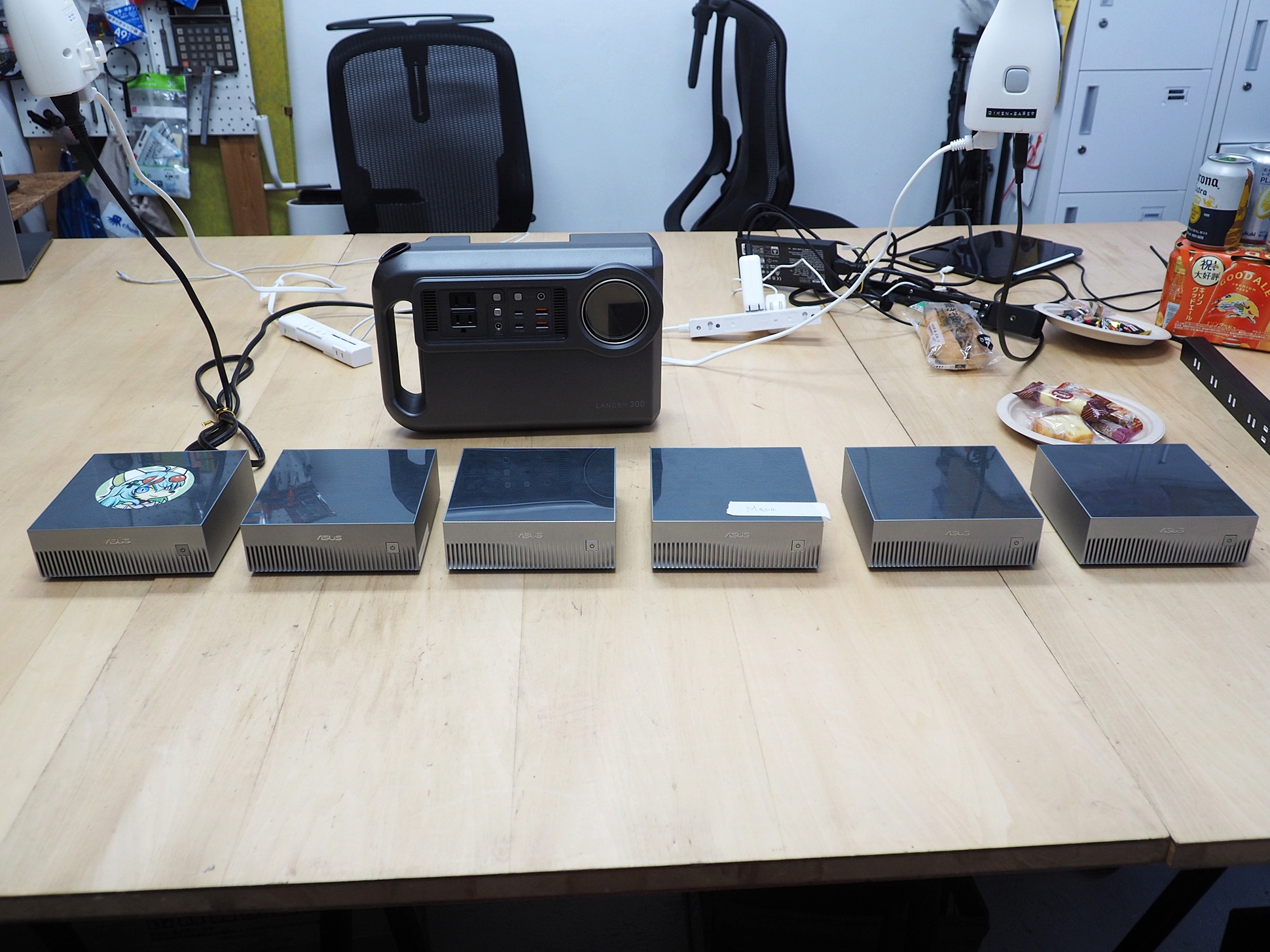 参加者が持ち寄った「DGX Spark」互換機。すべてASUS製の「ASUS Ascent GX10」だが、6台の「DGX Spark」互換機が並んでいるのはなかなか壮観だ。後ろにあるのは参加者の一人が持ち込んだポータブル電源。これでDGX Sparkを屋外でも動かしているとのこと