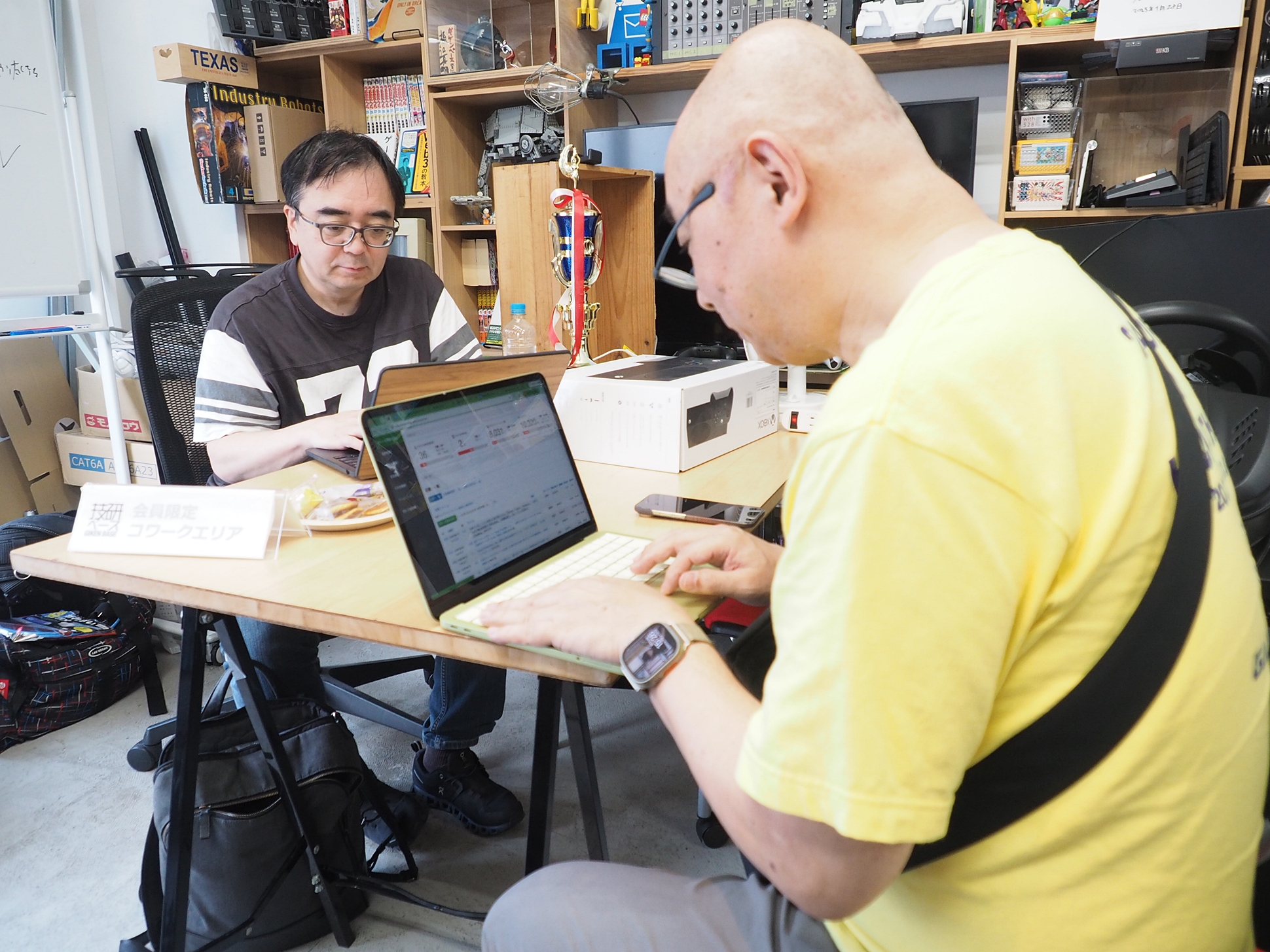 手前の参加者のようにDGX Sparkは自宅に設置したままサーバーとして動作させ、リモートでログインして開発を行う人もいた