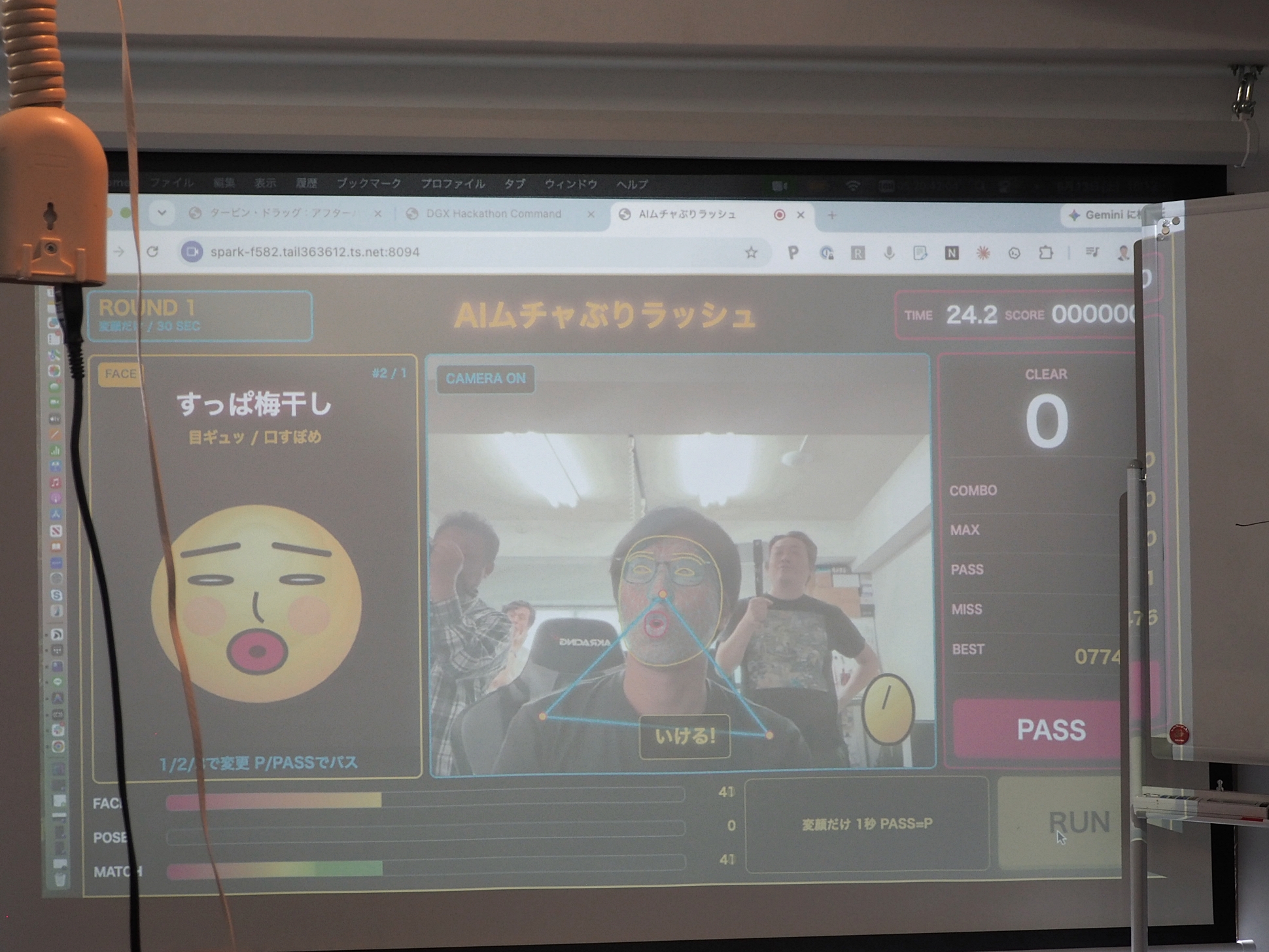 AIが出すお題のムチャぶりに顔の表情やポーズで応える「AIムチャぶりラッシュ」。最初のステージは左のお題の顔真似をすればよい