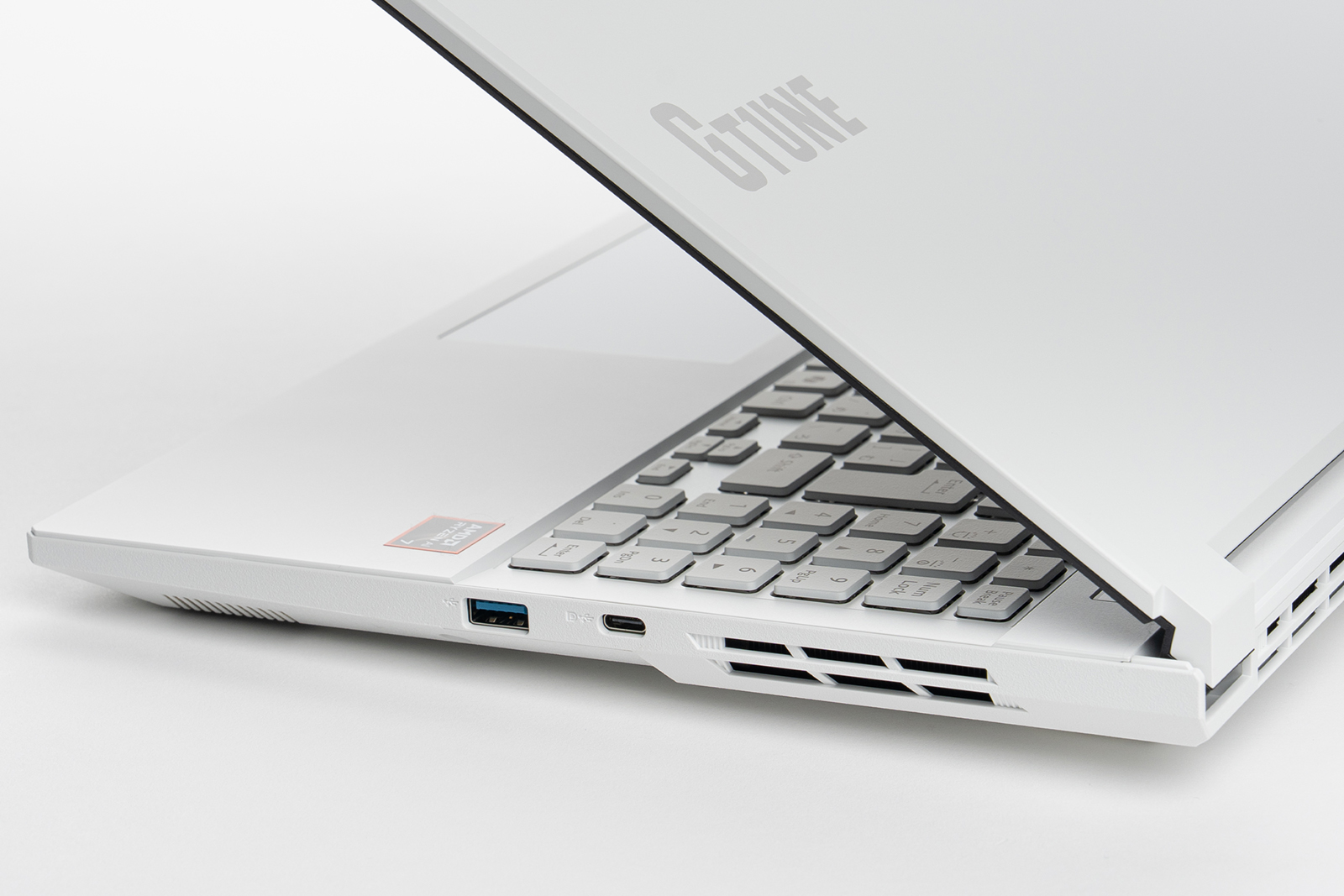 右側面にはUSB Type-C端子を備える