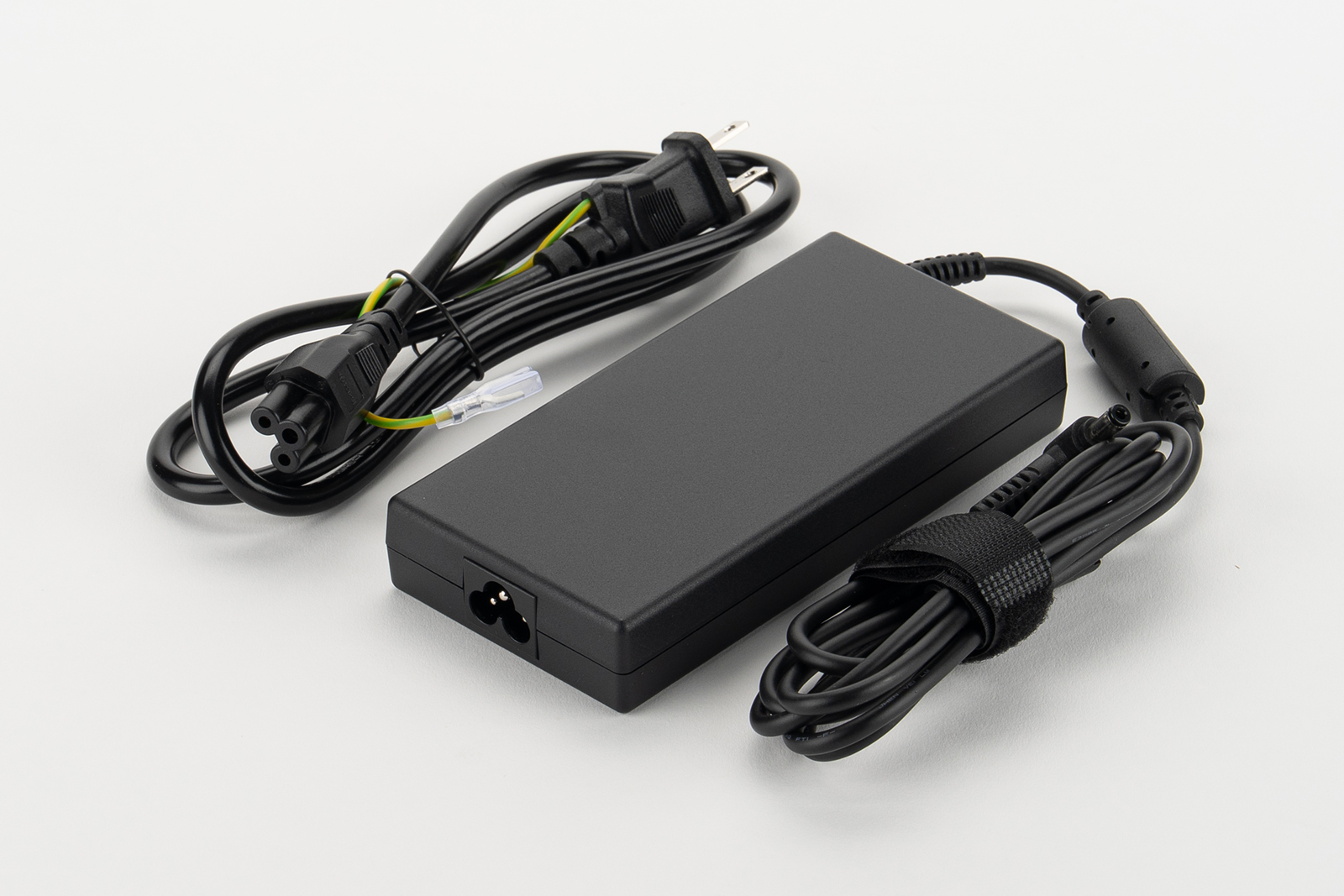 付属のACアダプタ。これは通常の丸コネクタだが、USB PDからの電源入力にも対応している