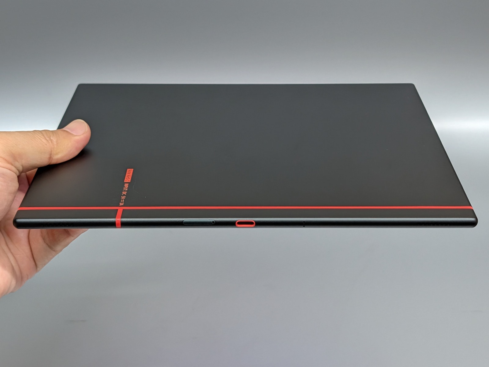 側面にUSB Type-Cポートとメモリカードスロット、上面には電源ボタン、さらに反対側には音量ボタンを搭載する