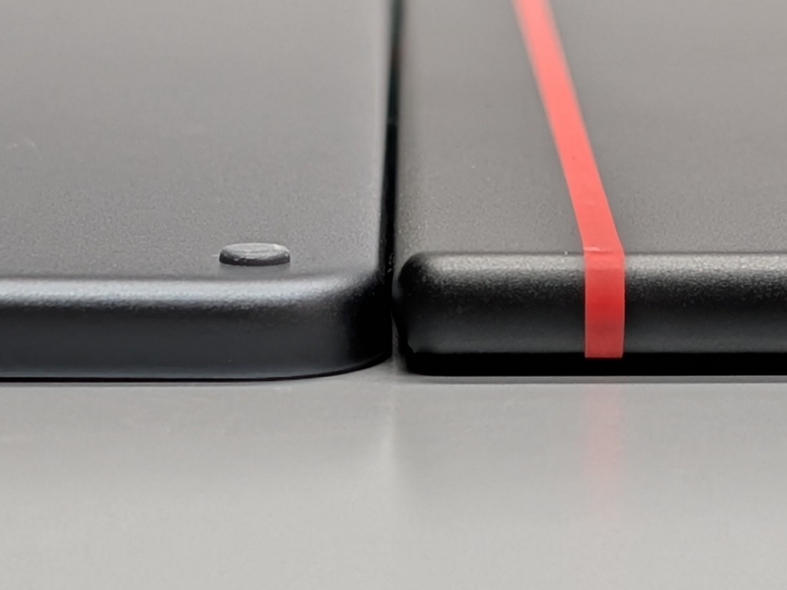厚みはほぼ同等。ちなみに公称ではScribeが5.4mm、BOOXが5.8mm