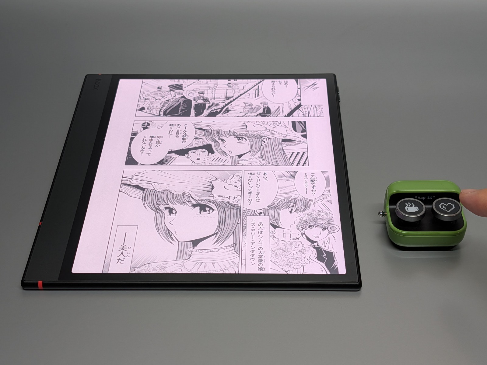 Bluetooth接続の専用オプション「BOOX Tappy」（右）。画面に触れずにリモートでページをめくれる