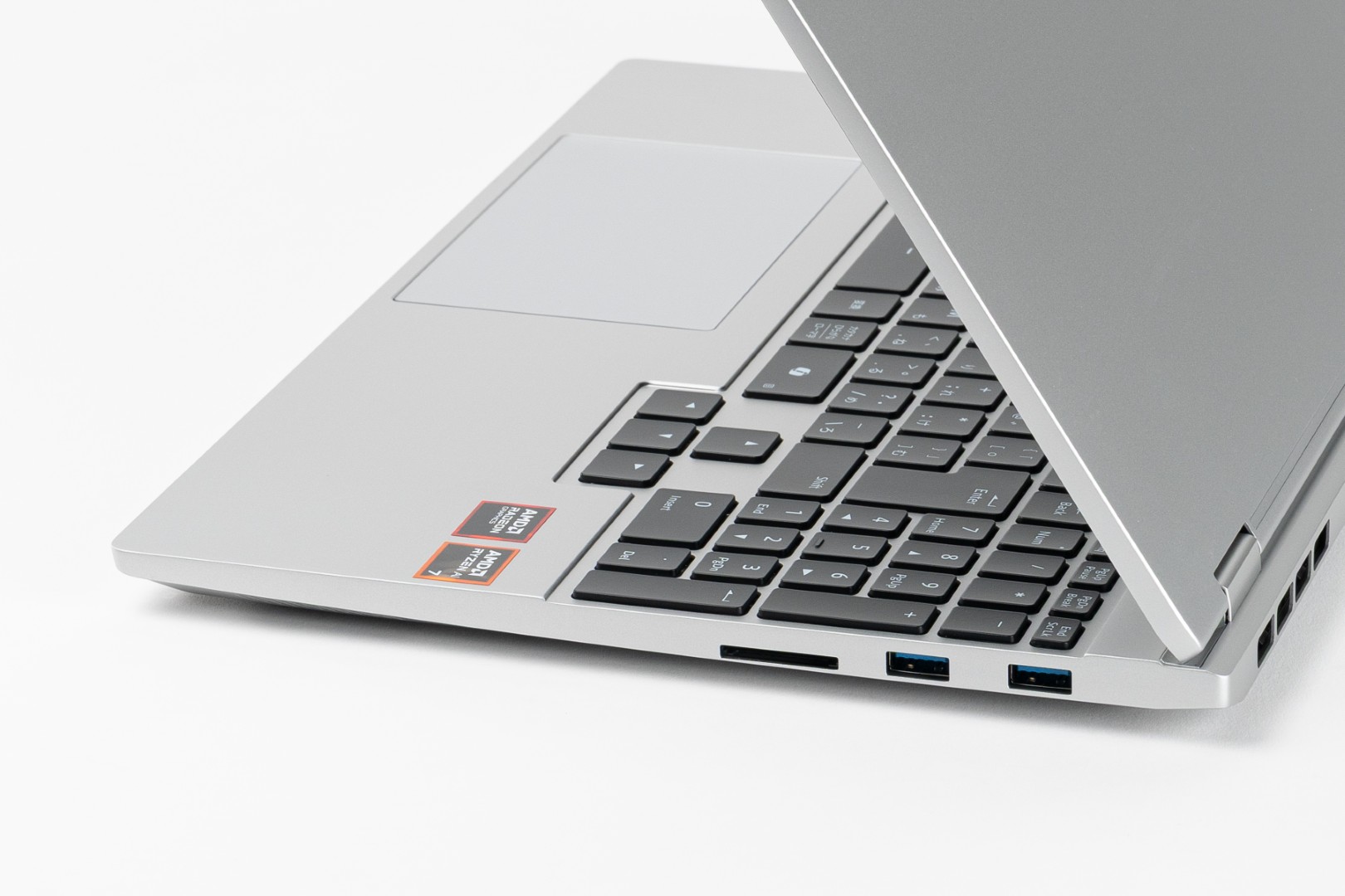 右側面はUSB端子とSDカードリーダー