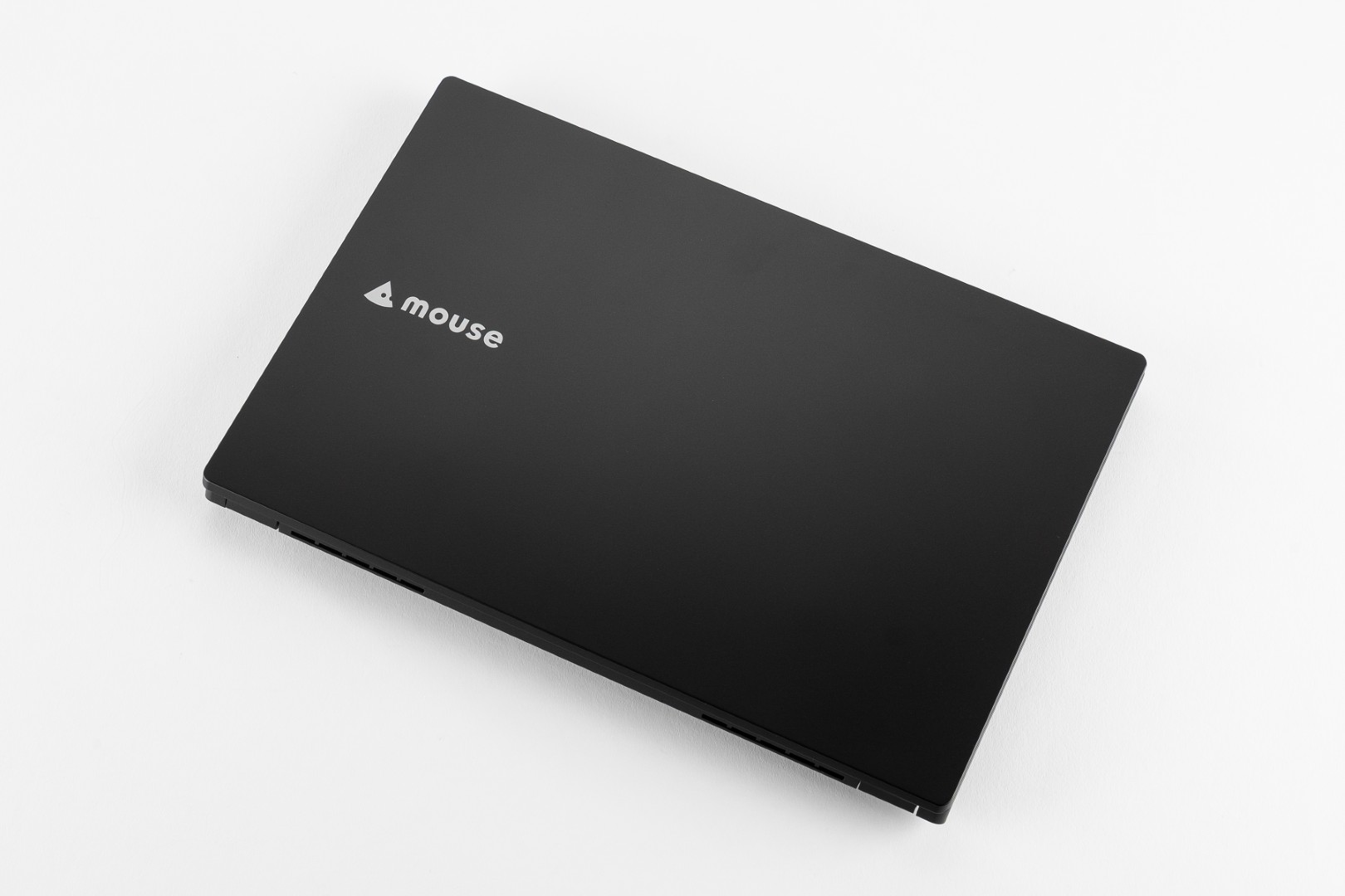 本体天面はフラットで、「MOUSE」の文字とロゴが描かれている