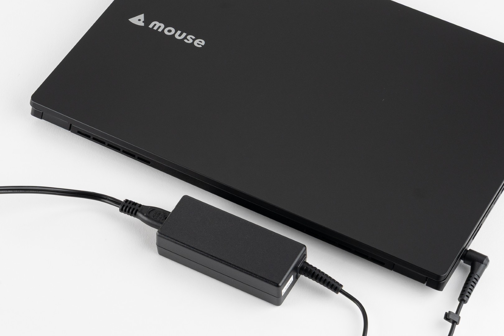 45W出力の小型ACアダプタが付属。Thunderbolt 4端子でUSB PDによる充電も可能だ