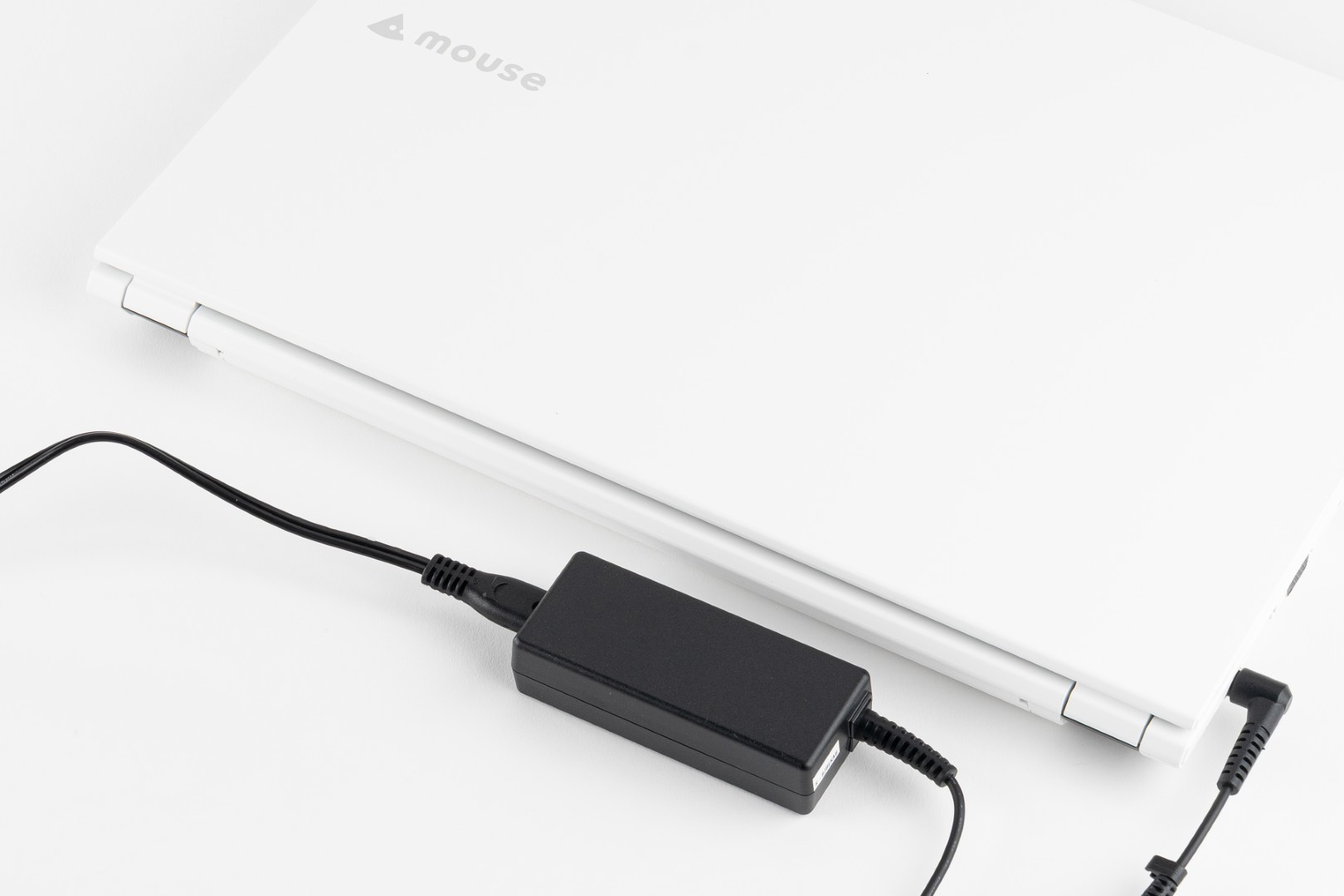 45W出力のACアダプタが付属。USB Type-C端子からUSB PDでの充電も可能