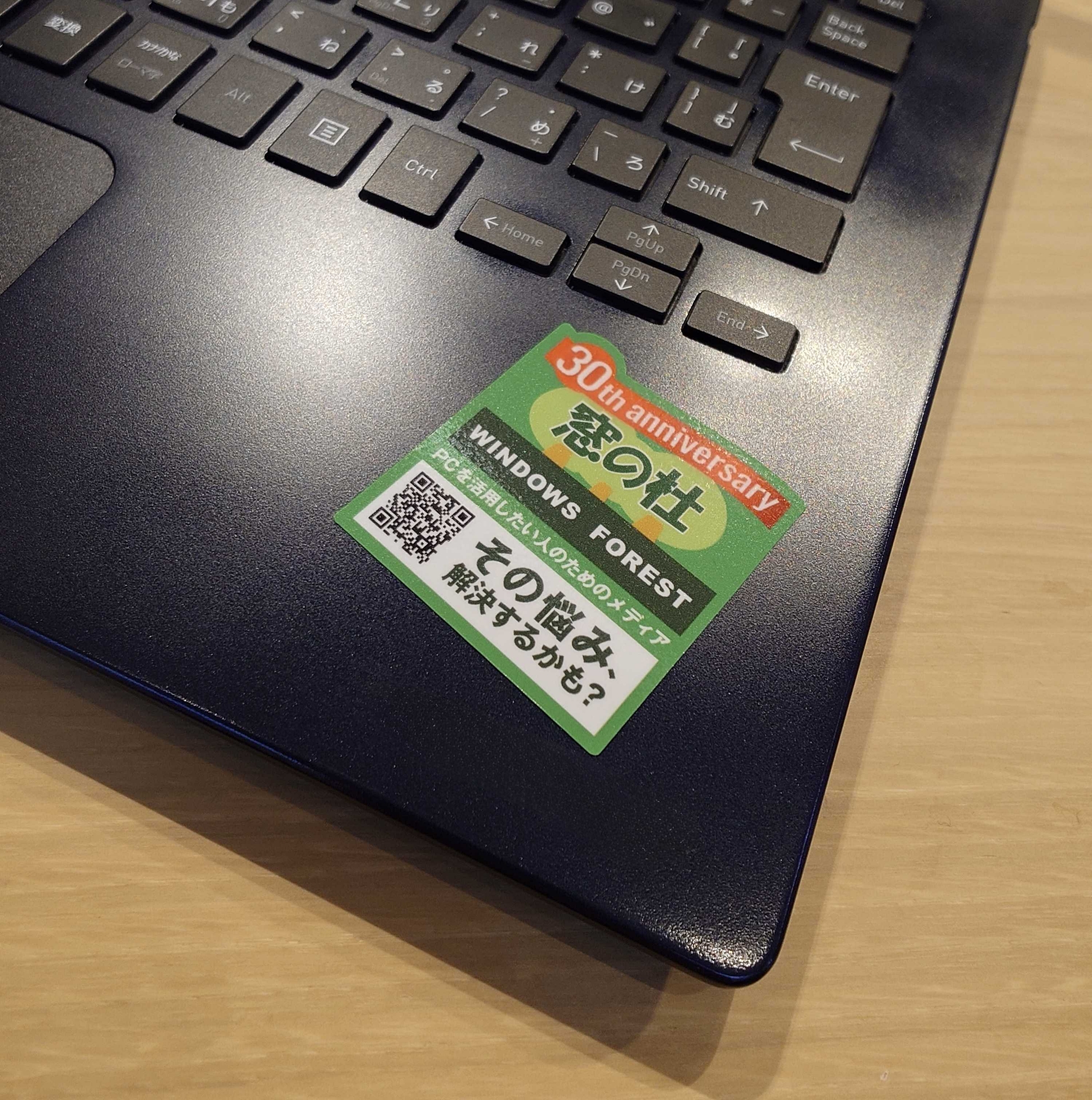 PCに窓の杜ステッカーを貼った例